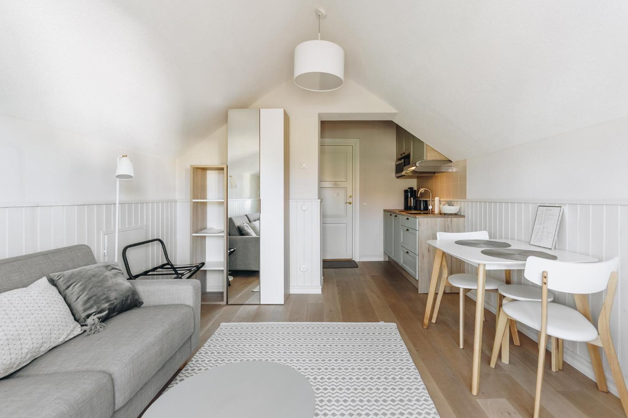Apartment with Balcony - Photo 4
