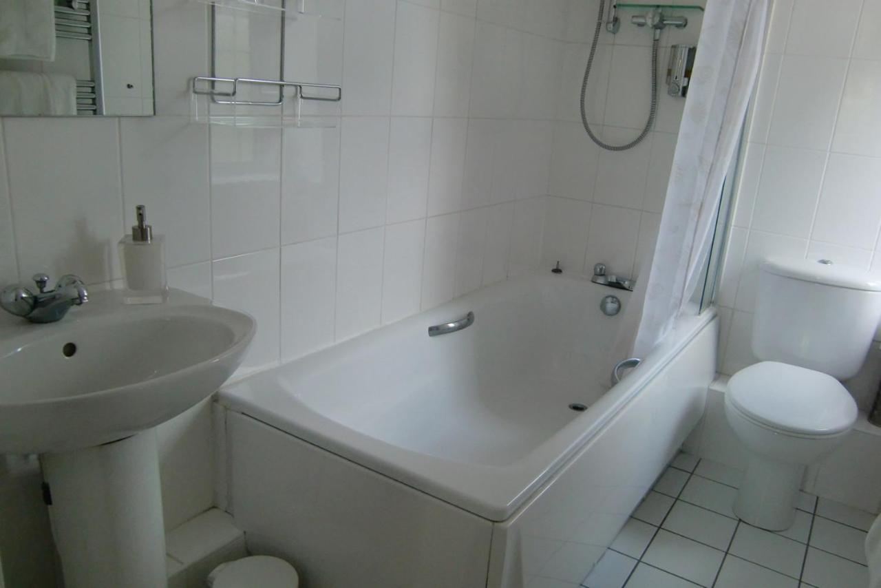 Single Room with Private Bathroom photo 3
