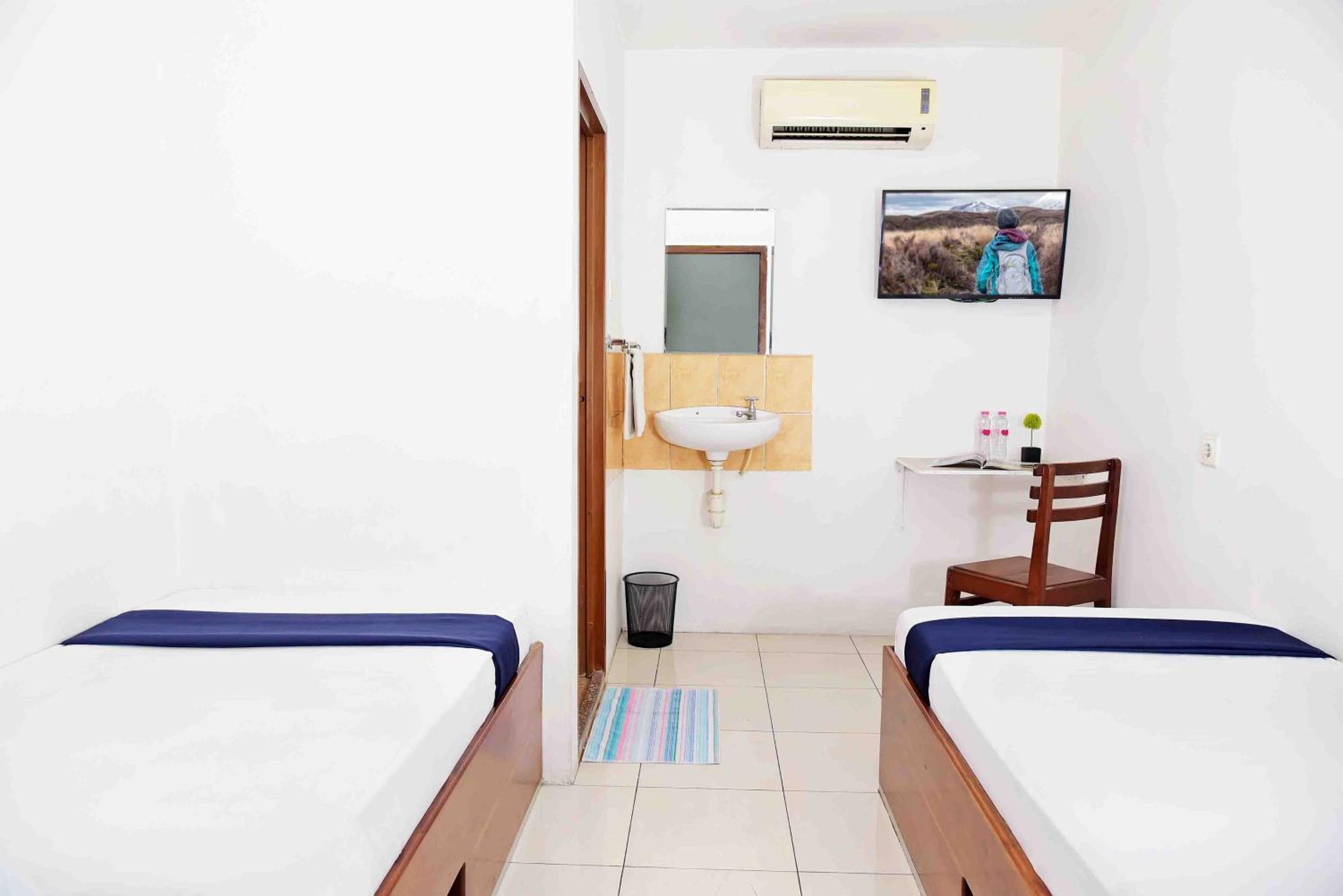 Standard Twin Room - Photo 1