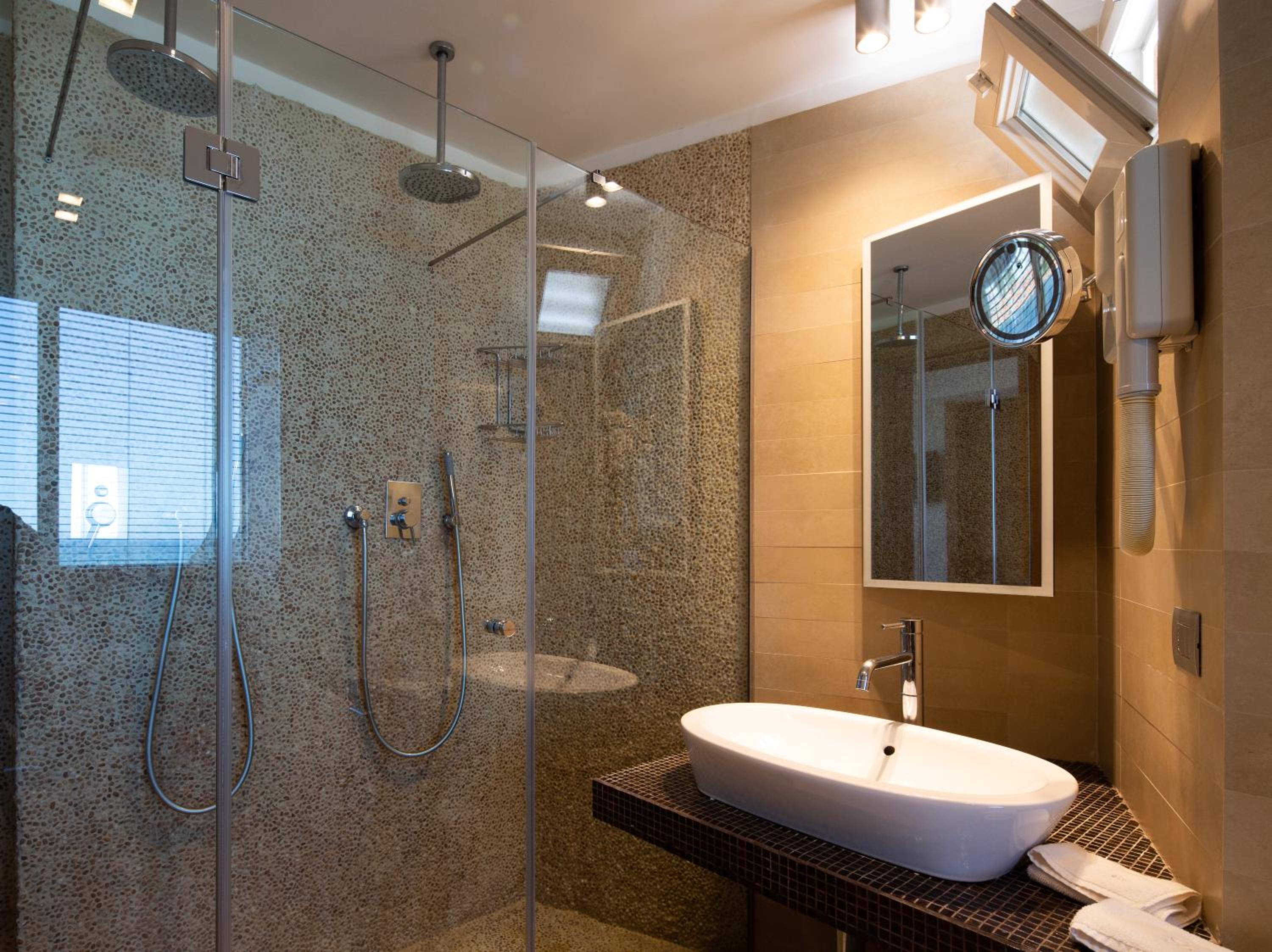 Family Junior Suite with Jacuzzi and Sea View - Photo 9