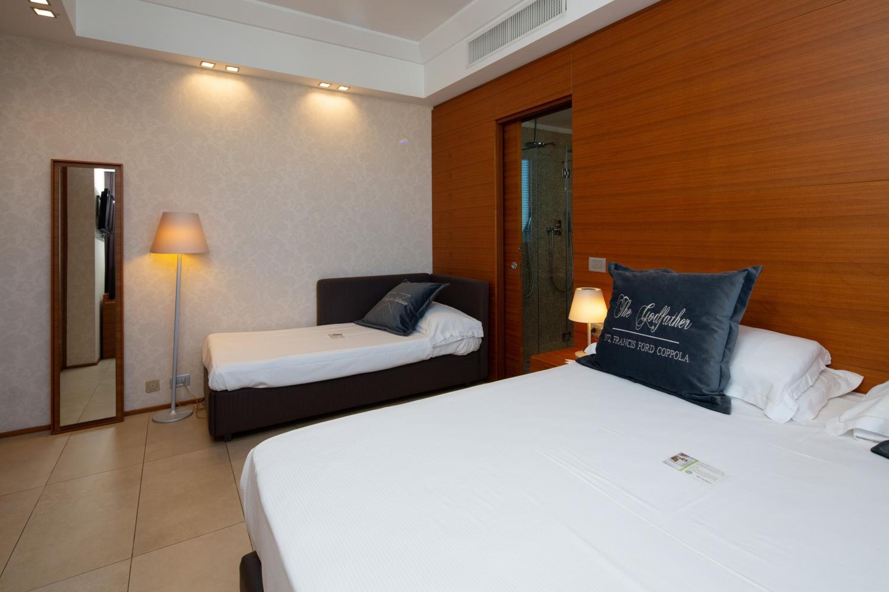 Family Junior Suite with Jacuzzi and Sea View - Photo 11