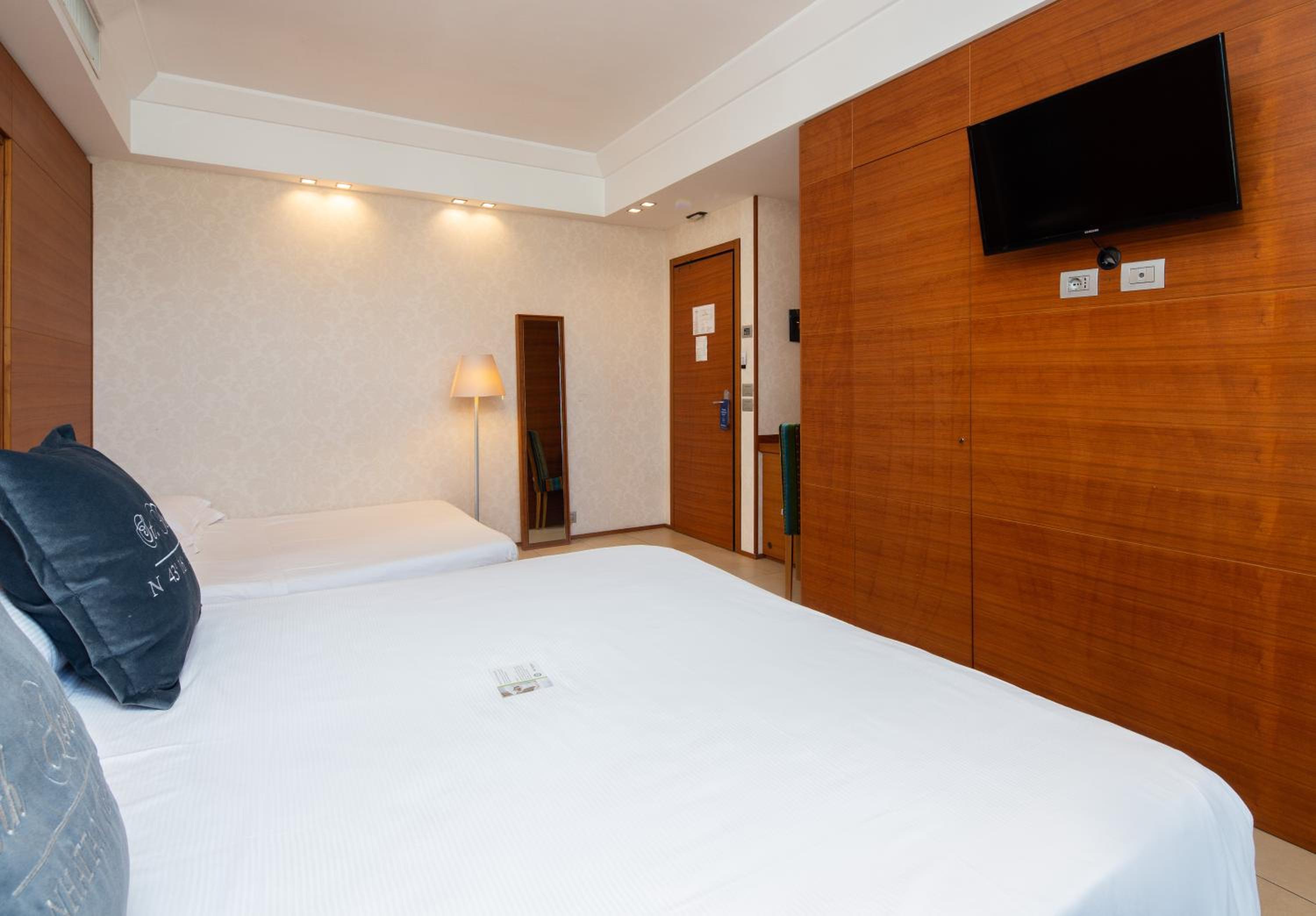 Family Junior Suite with Jacuzzi and Sea View - Photo 10