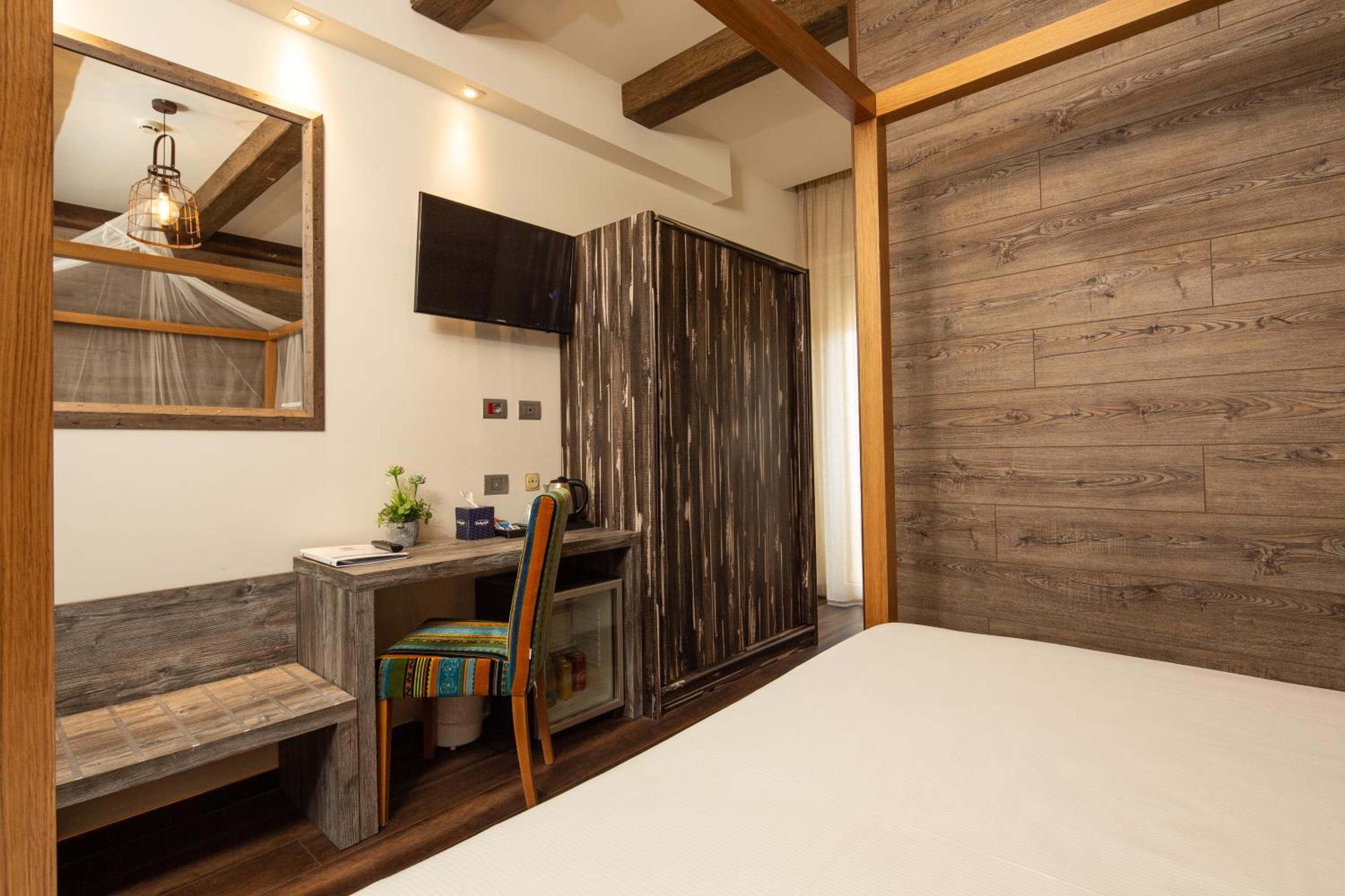 Deluxe King Room with Balcony and Sea View - Photo 6