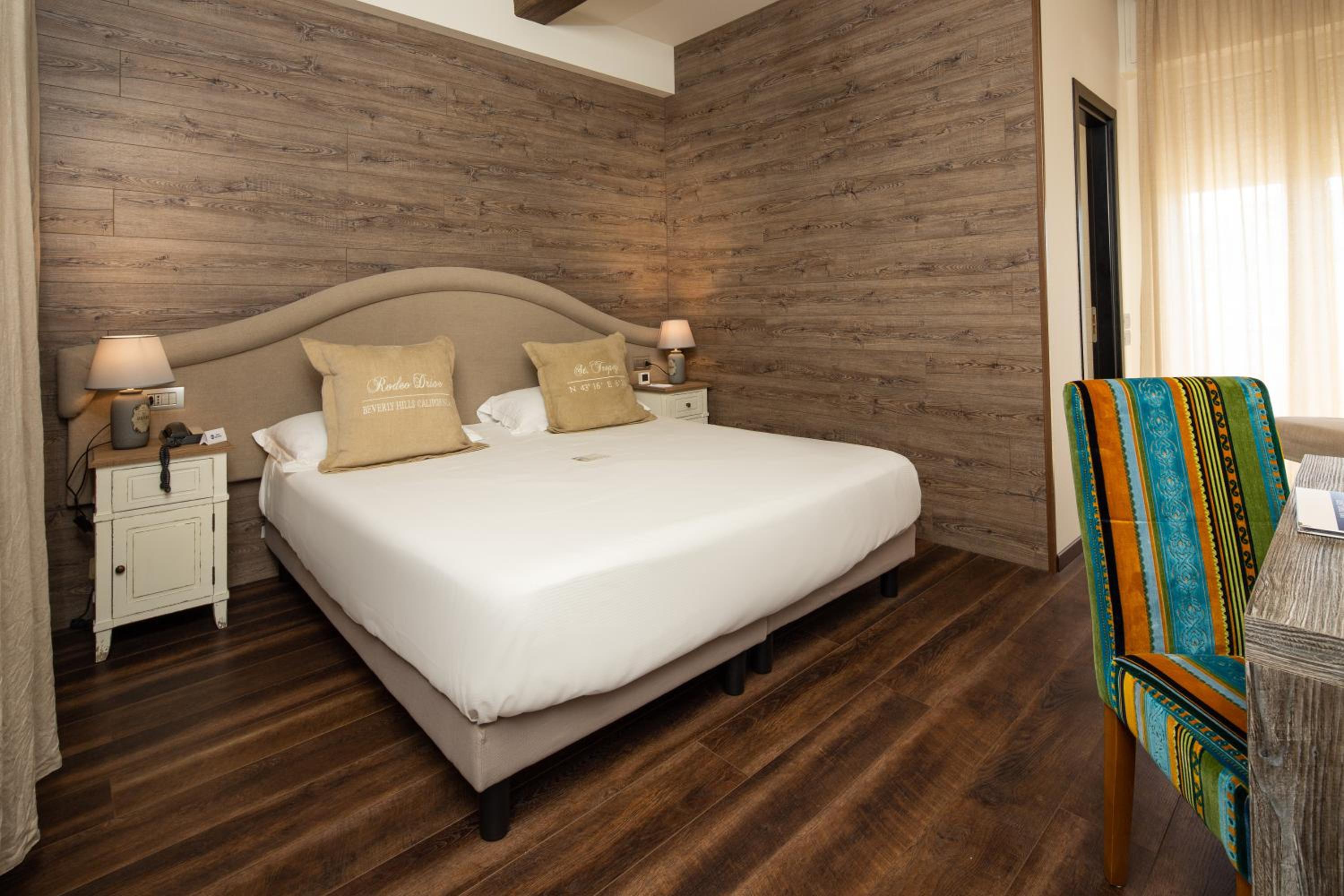 Deluxe King Room with Balcony and Sea View - Photo 7
