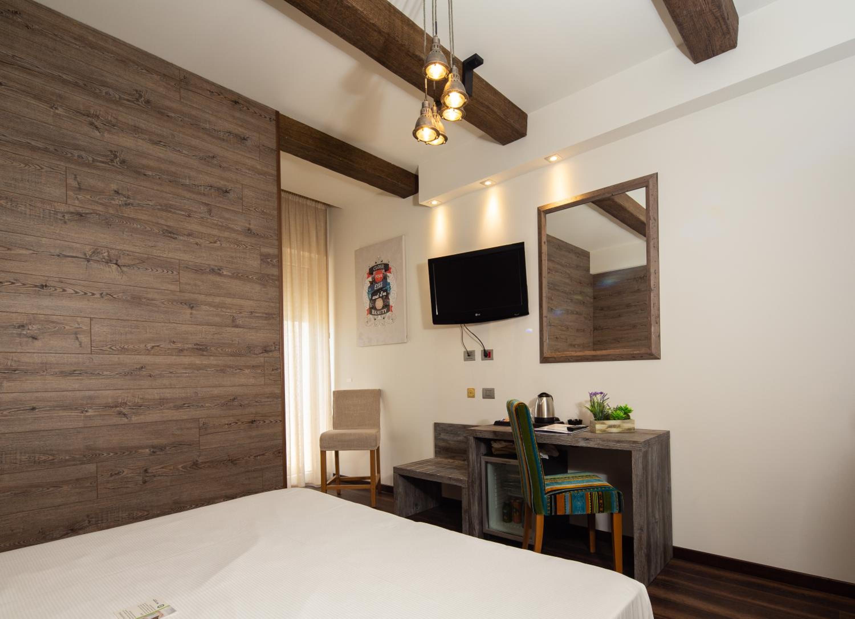 Deluxe King Room with Balcony and Sea View - Photo 8