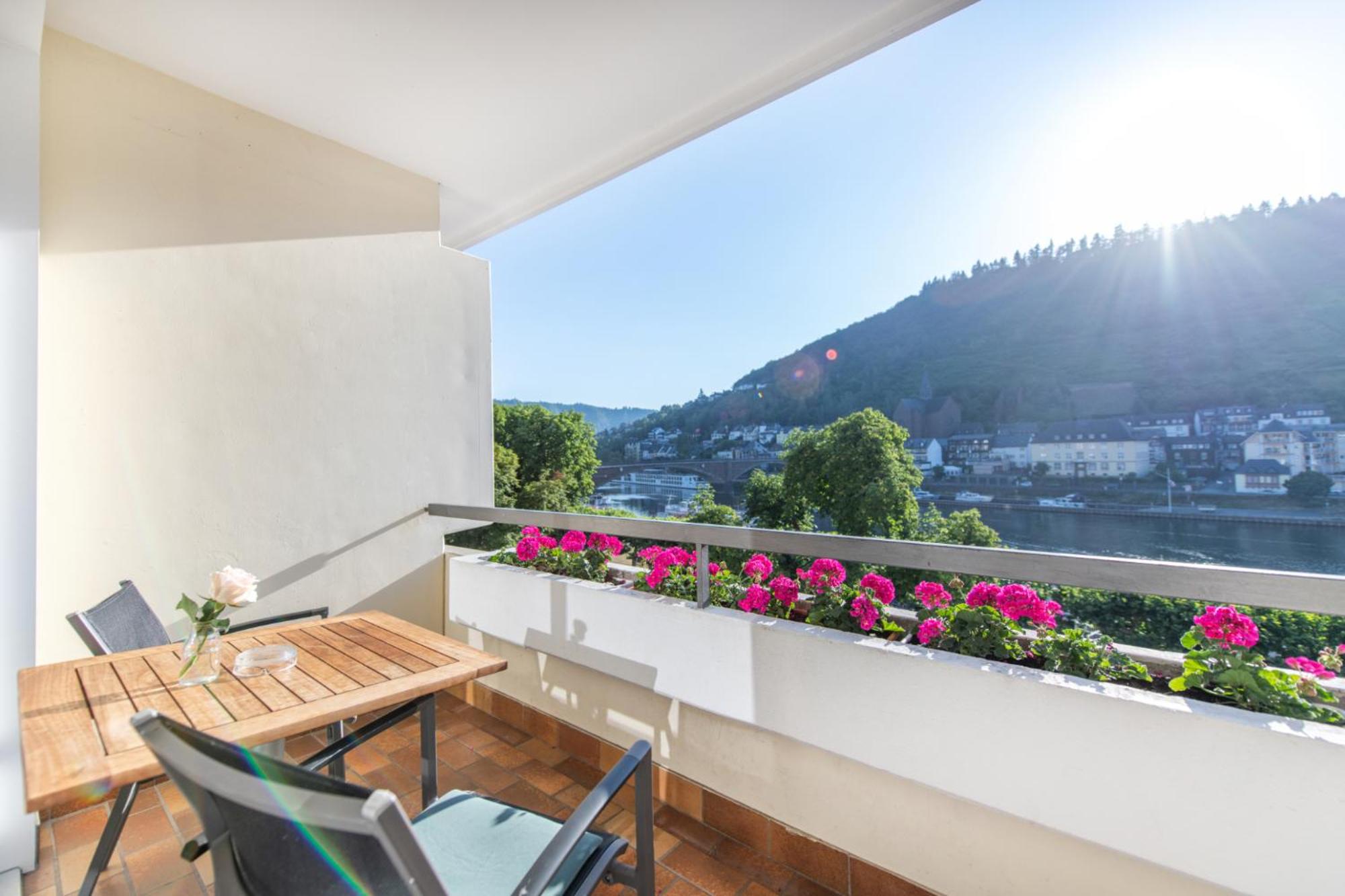 Double Room with Balcony - Photo 2