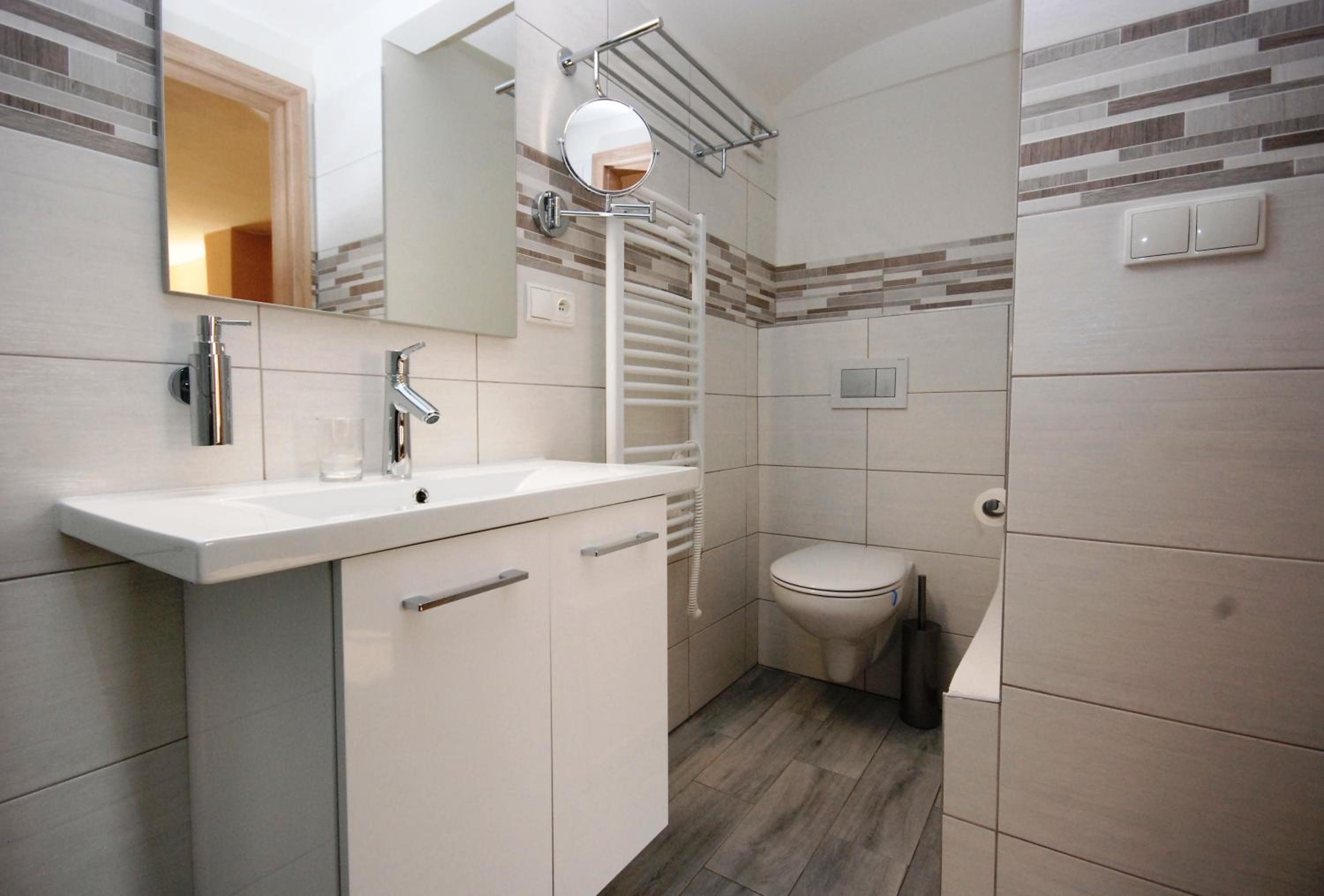 One-Bedroom Apartment - Photo 2