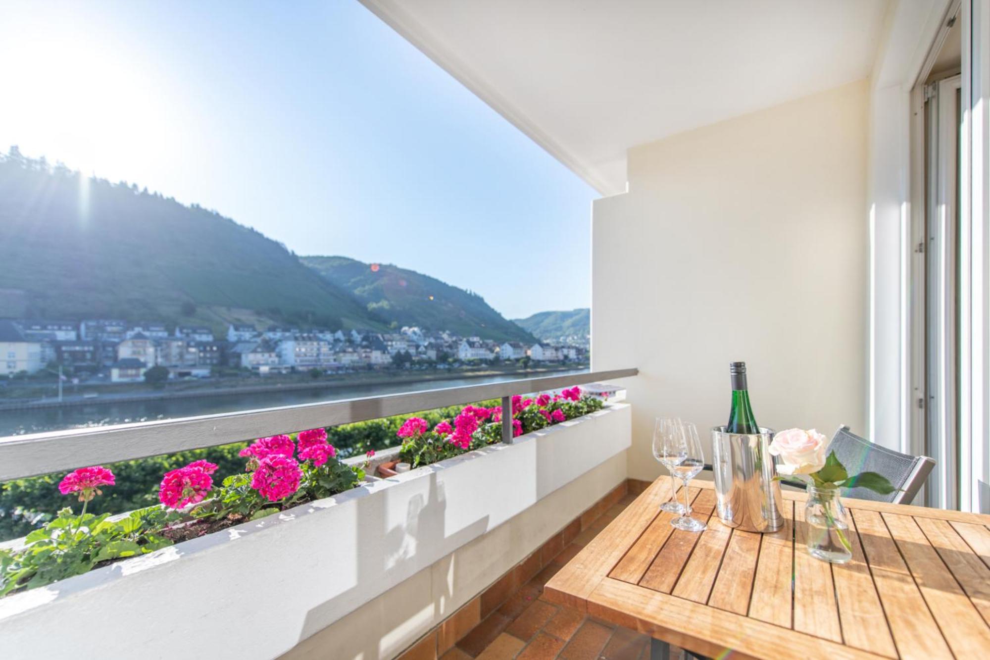 Double Room with Balcony - Photo 3