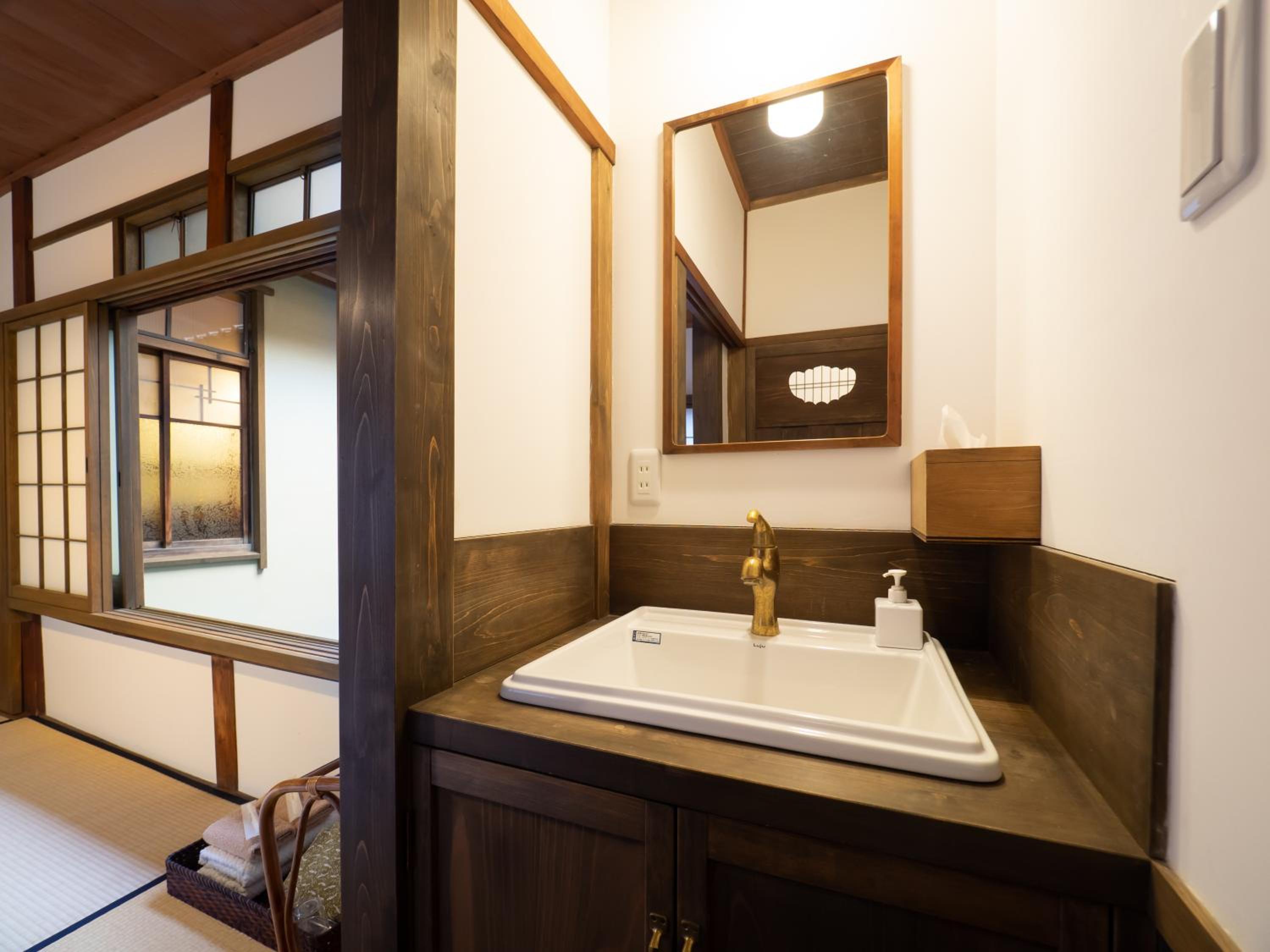 Japanese-Style Twin Room with Shared Bathroom photo 3