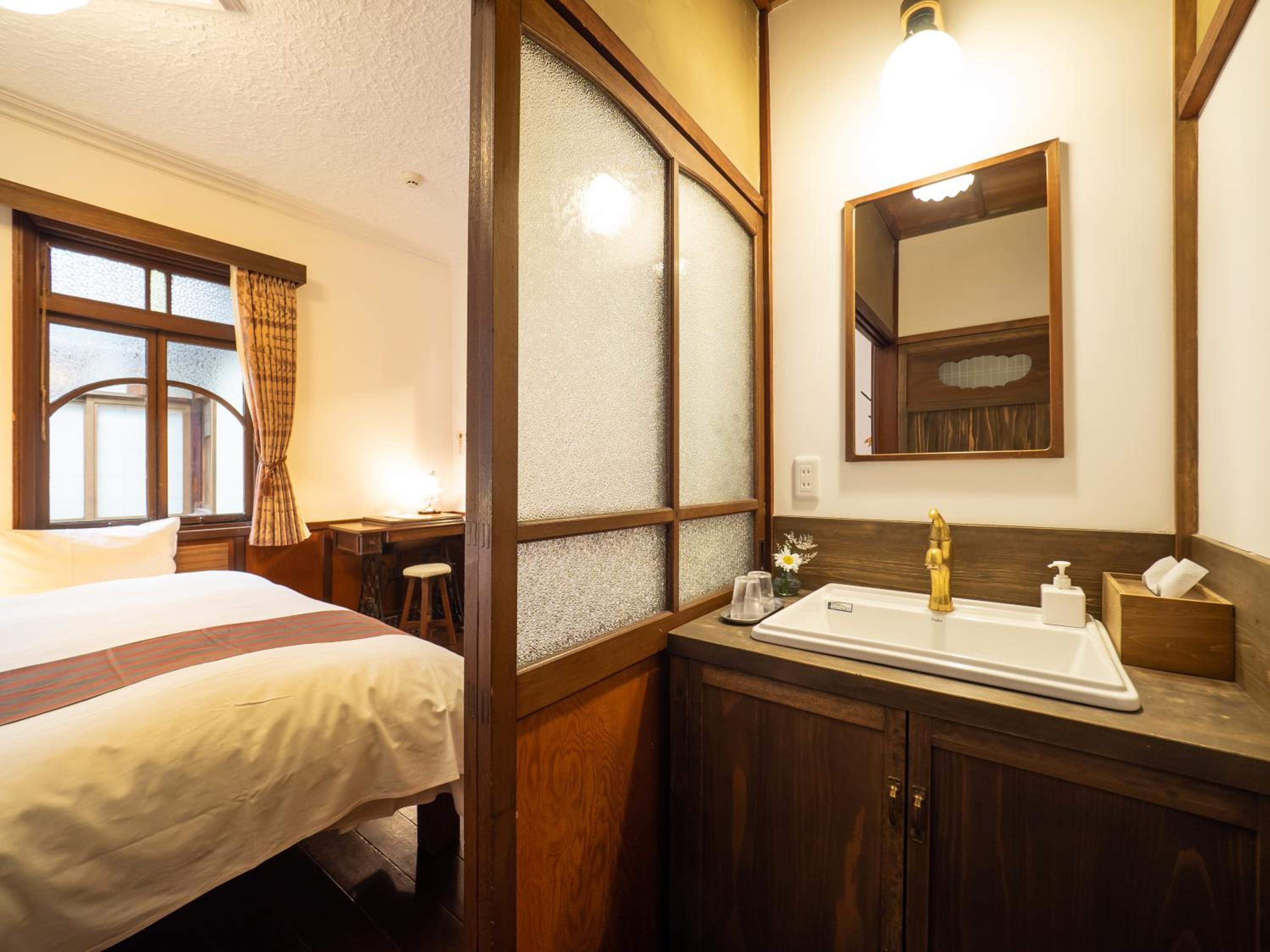Twin Room with Shared Bathroom photo 3