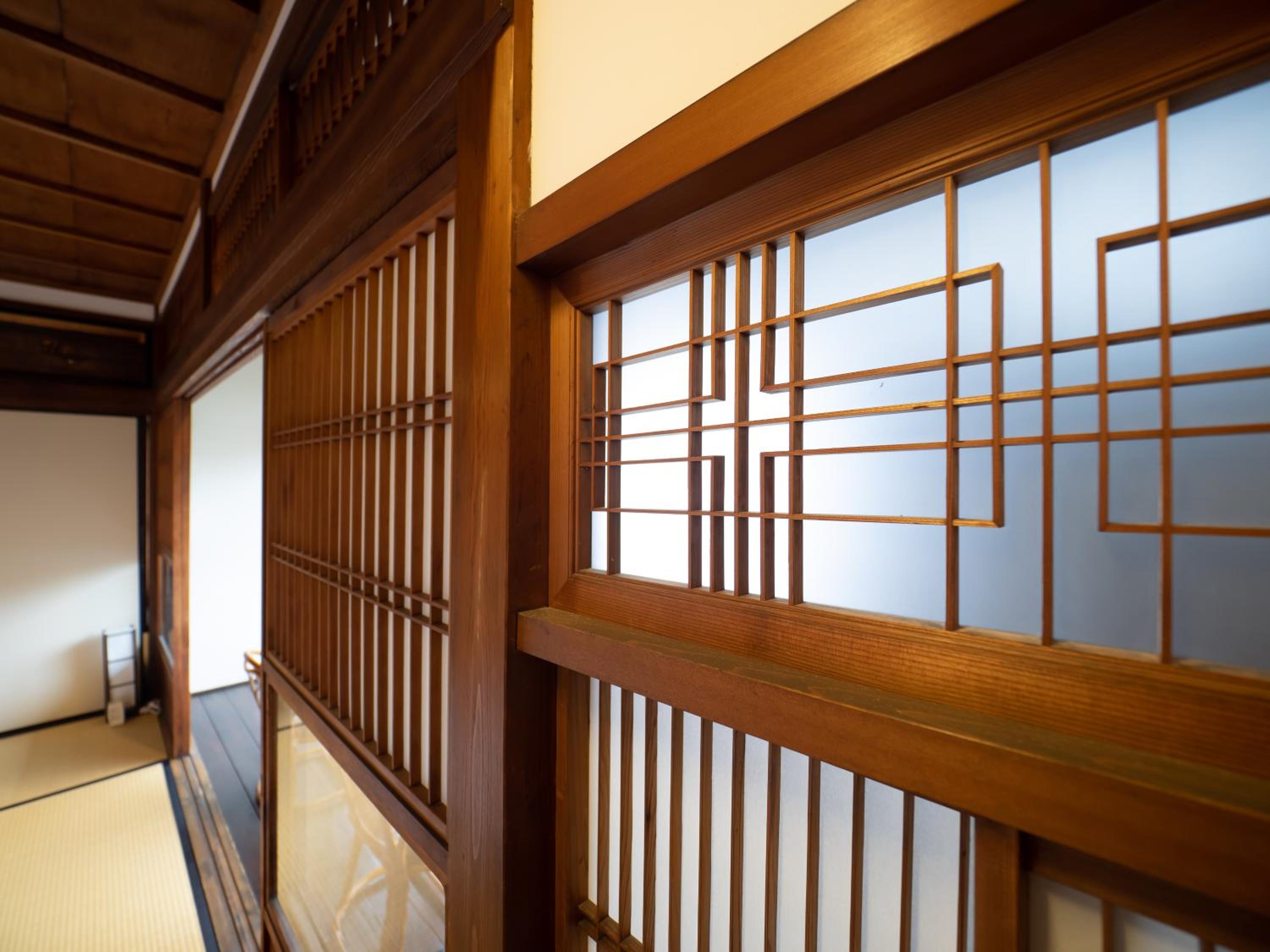 Japanese-Style Family Room with Shared Bathroom photo 3
