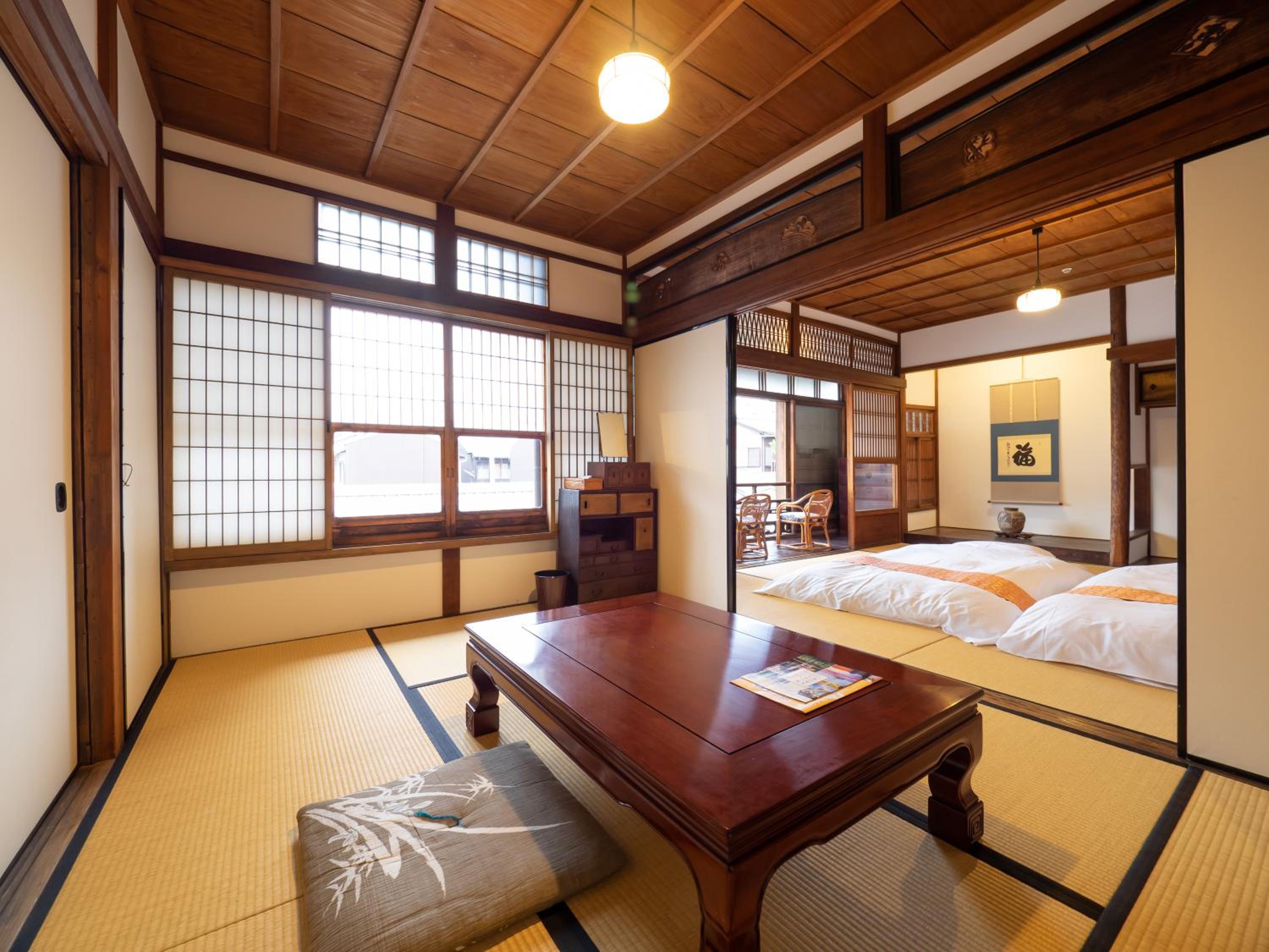 Japanese-Style Family Room with Shared Bathroom photo 1