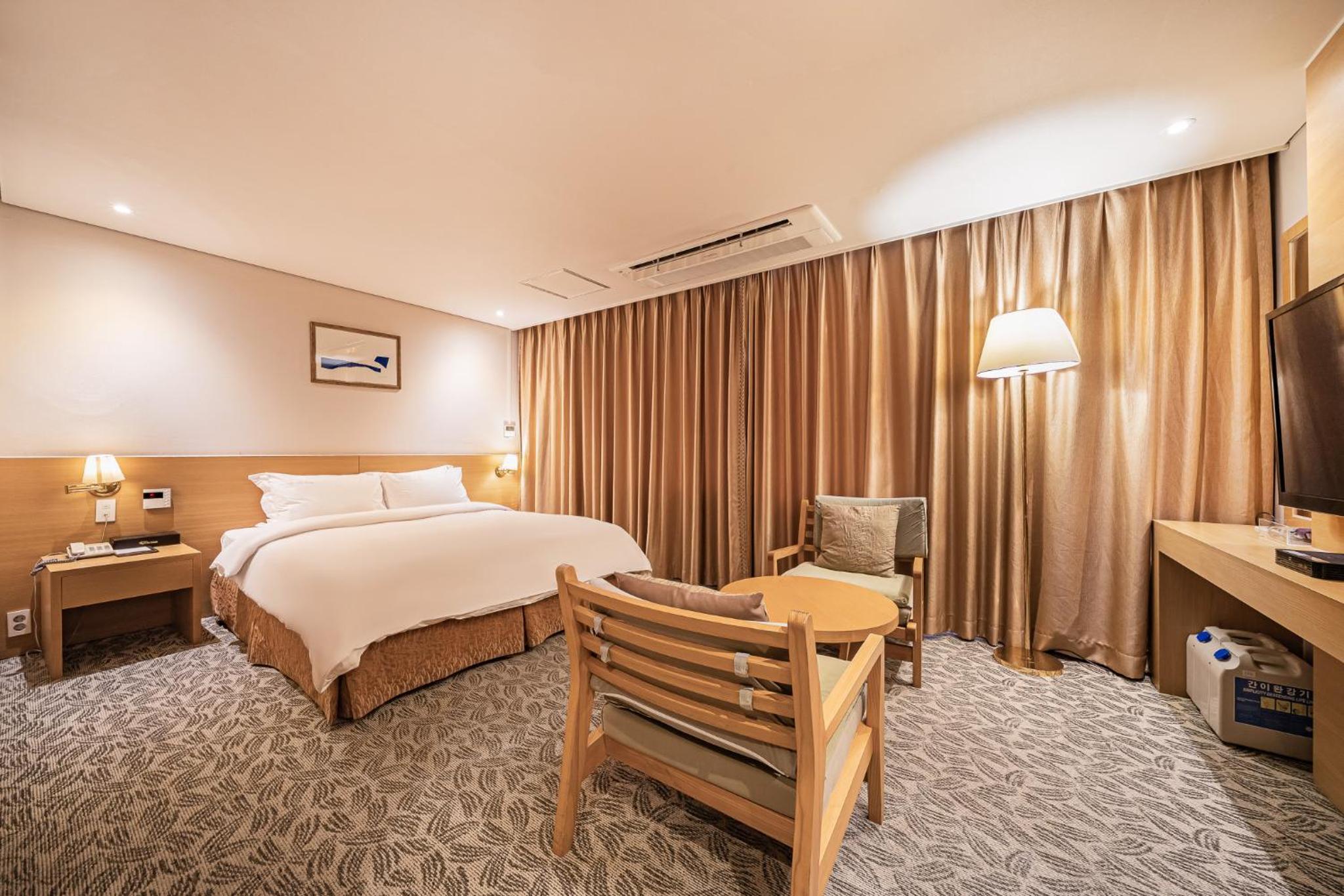 Deluxe Double Room with Bath photo 3