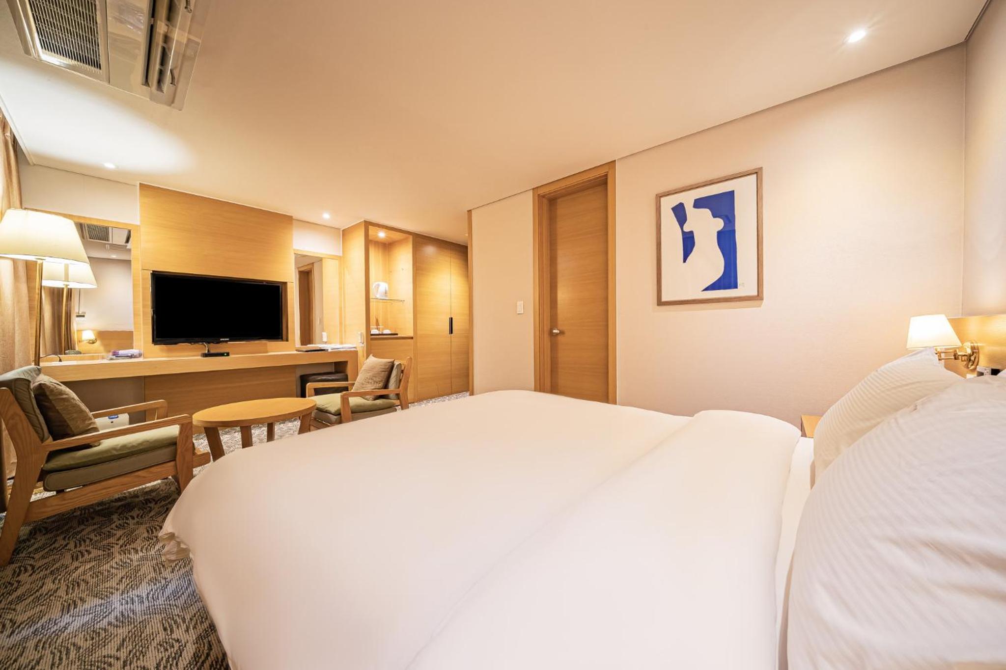 Deluxe Double Room with Bath photo 2