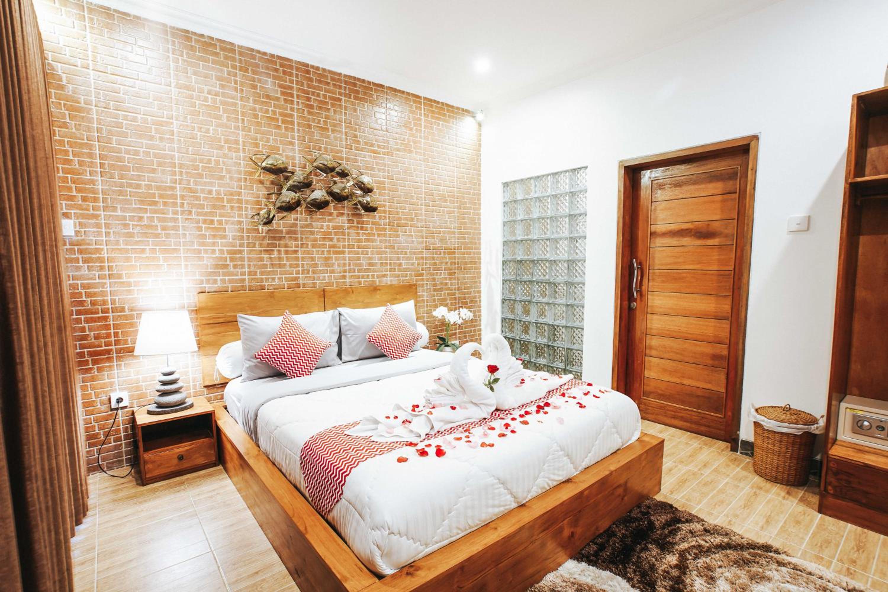 Deluxe King Room - Photo 31