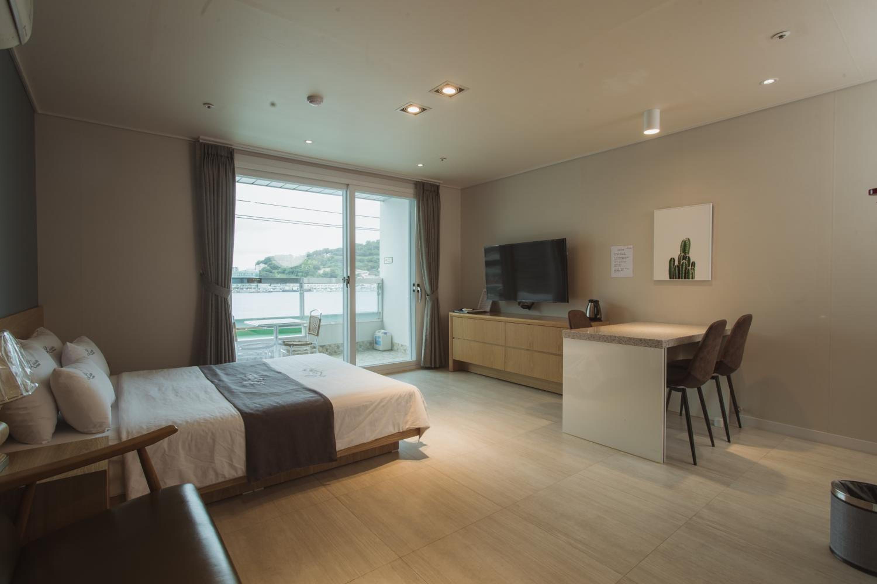 Suite Family Room - Ocean View - Photo 13