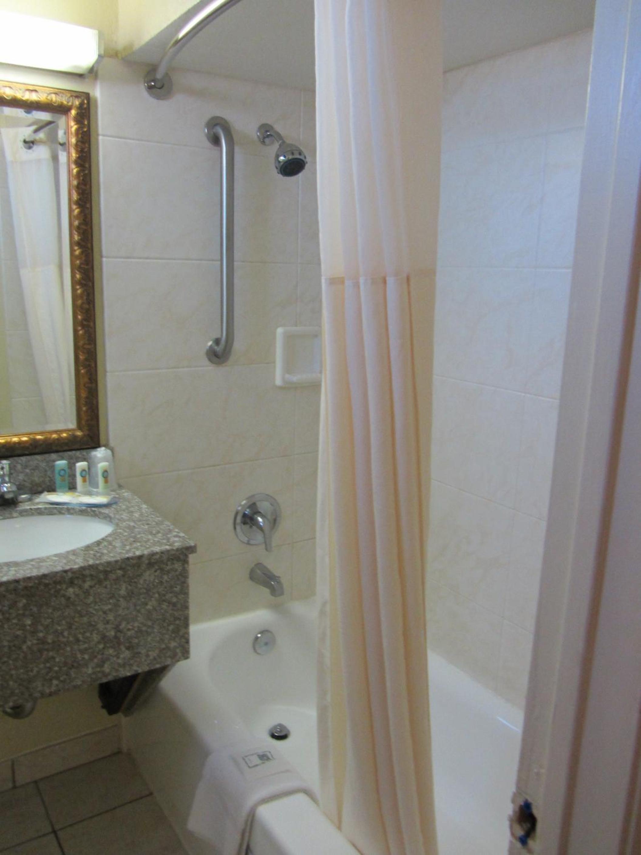 Standard Double Room with Two Double Beds - Smoking - Photo 3
