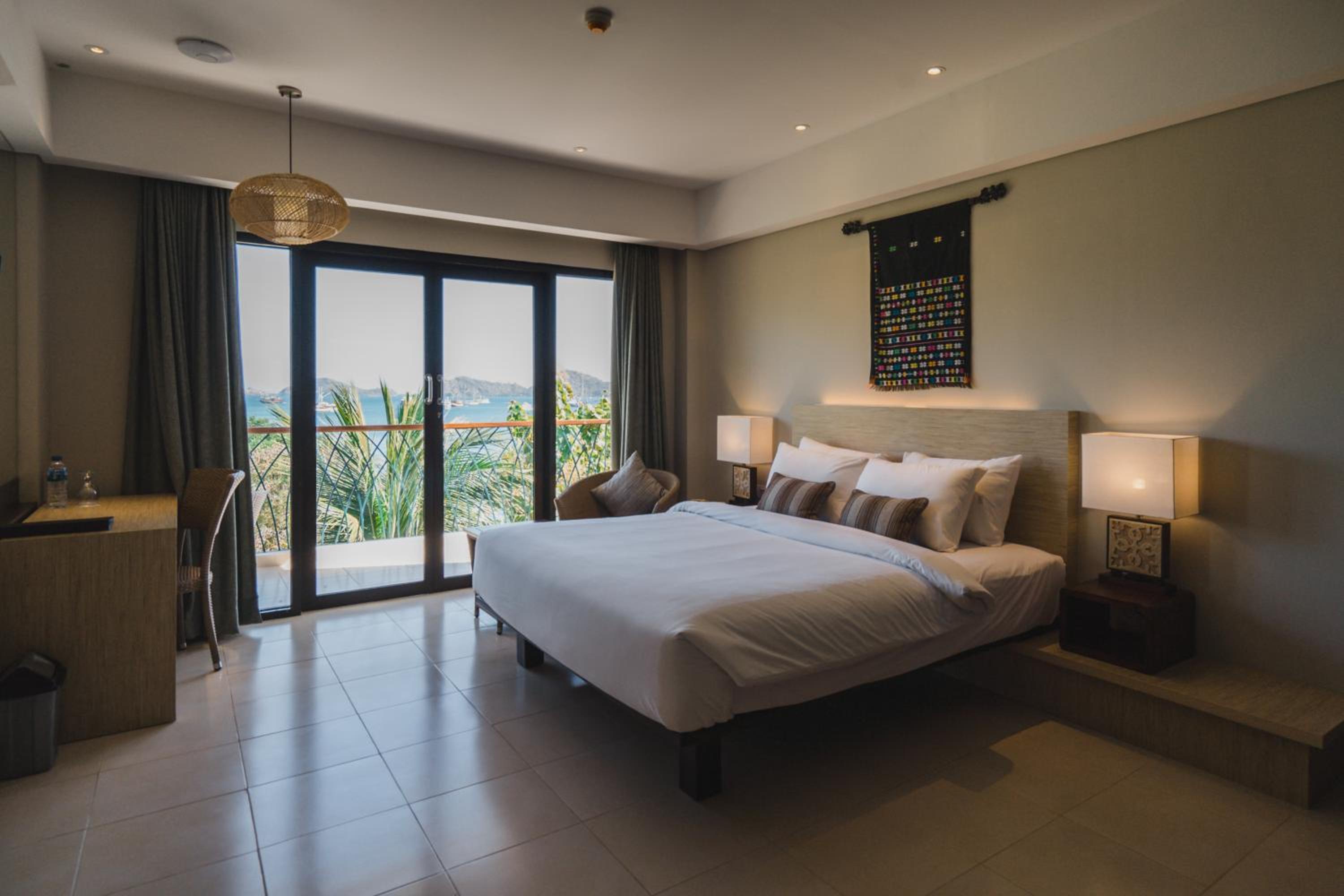 Deluxe Suite with Free Return Airport Transfer - Photo 1