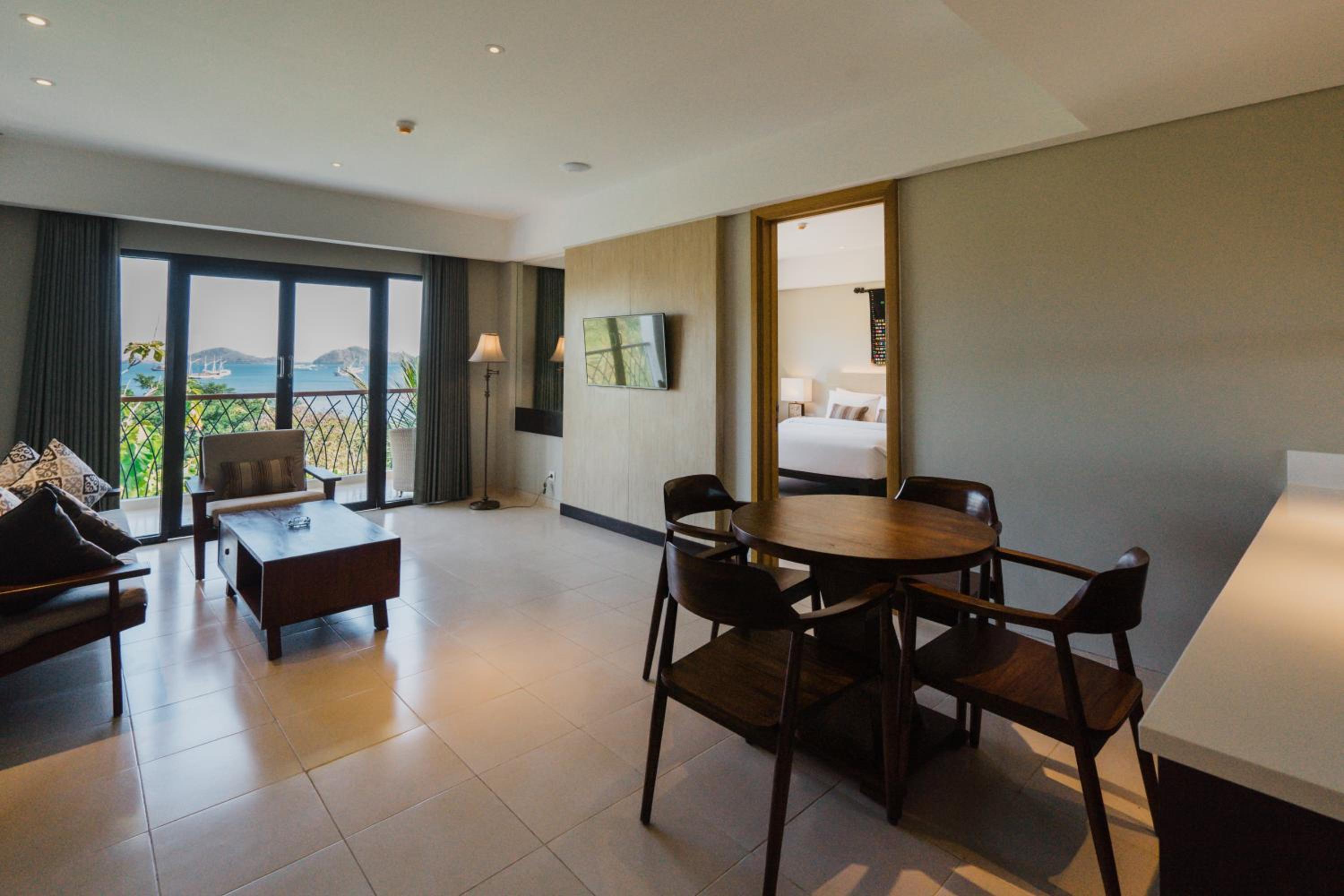 Deluxe Suite with Free Return Airport Transfer - Photo 2
