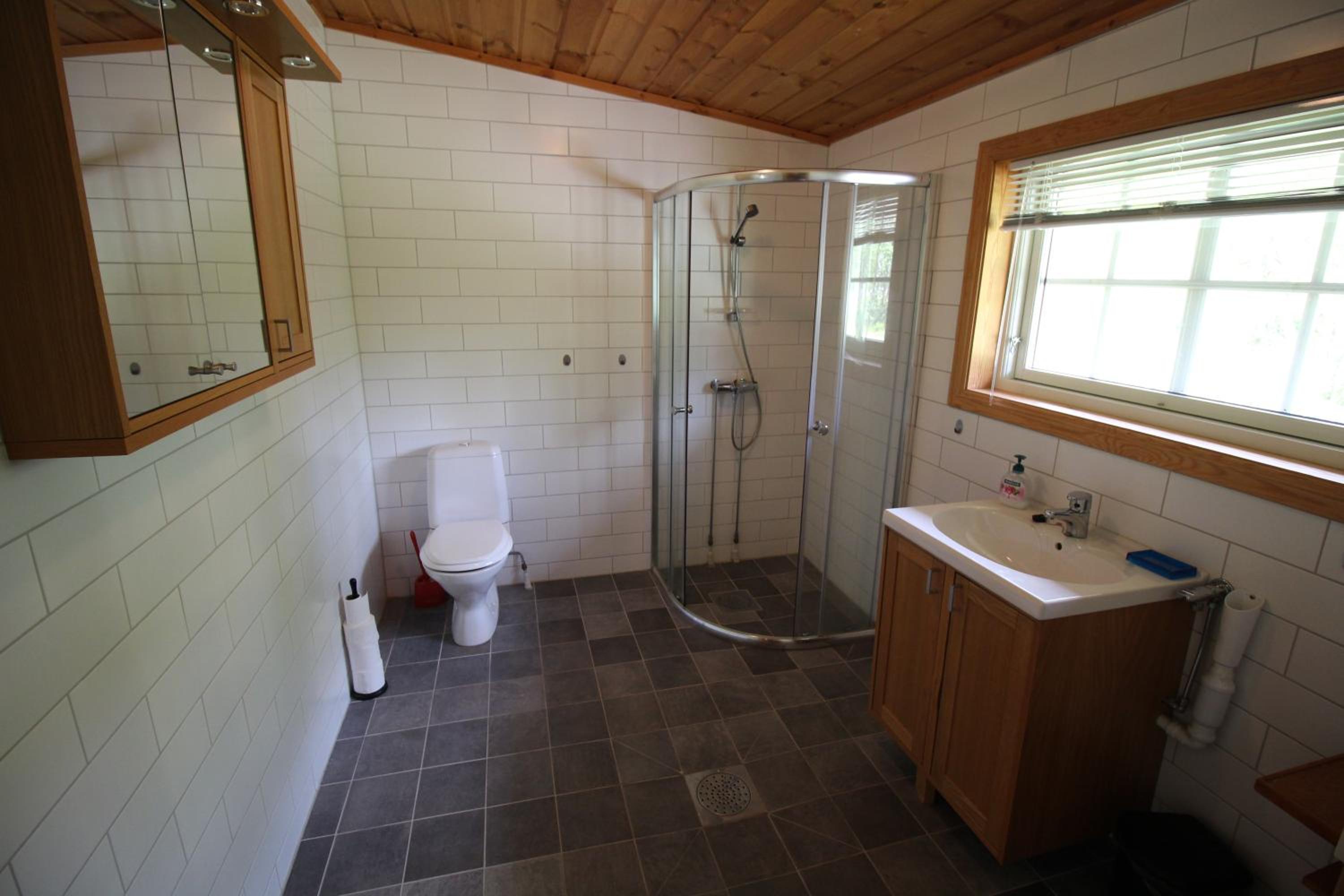 Three-Bedroom Cottage - Photo 9