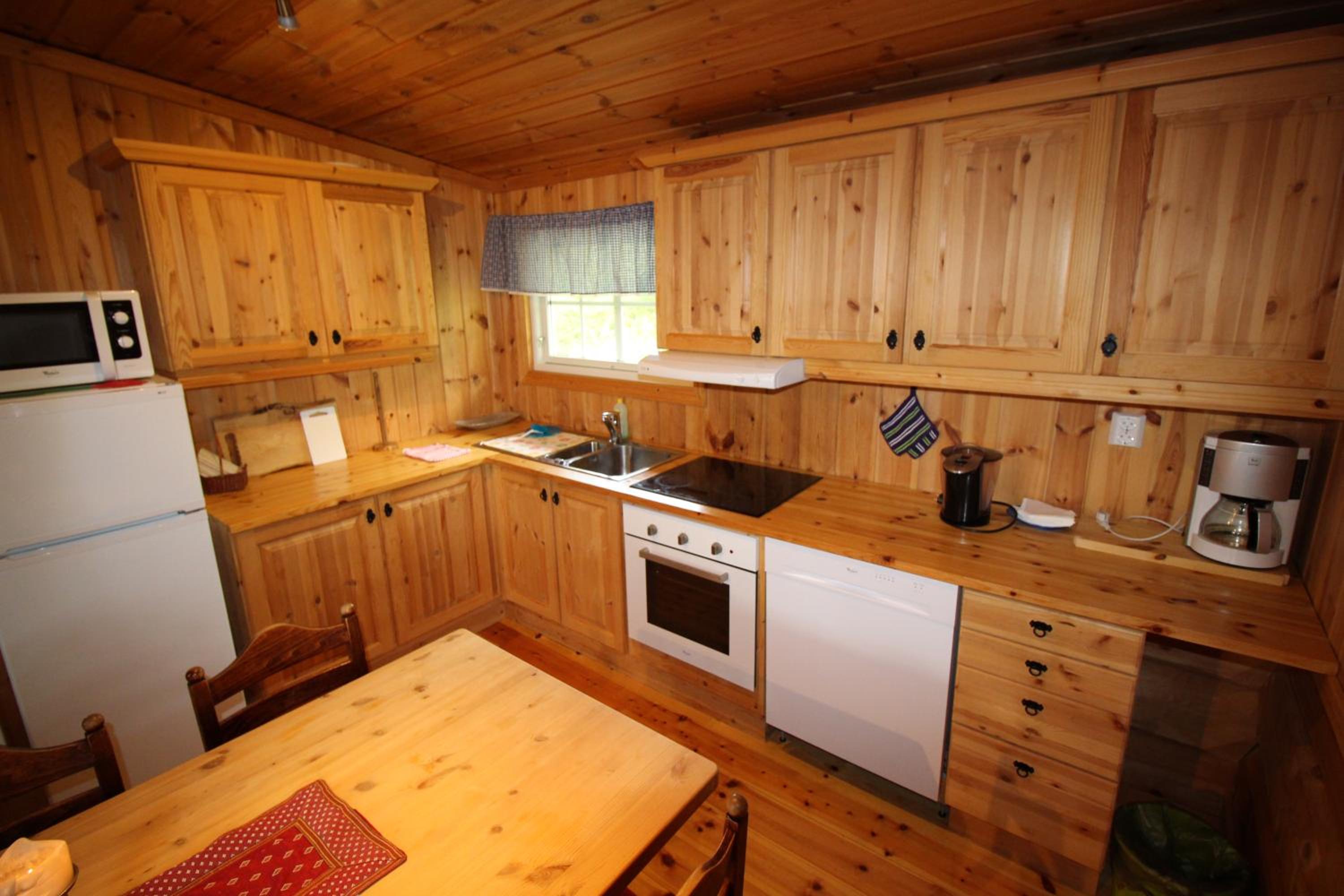 Three-Bedroom Cottage - Photo 4