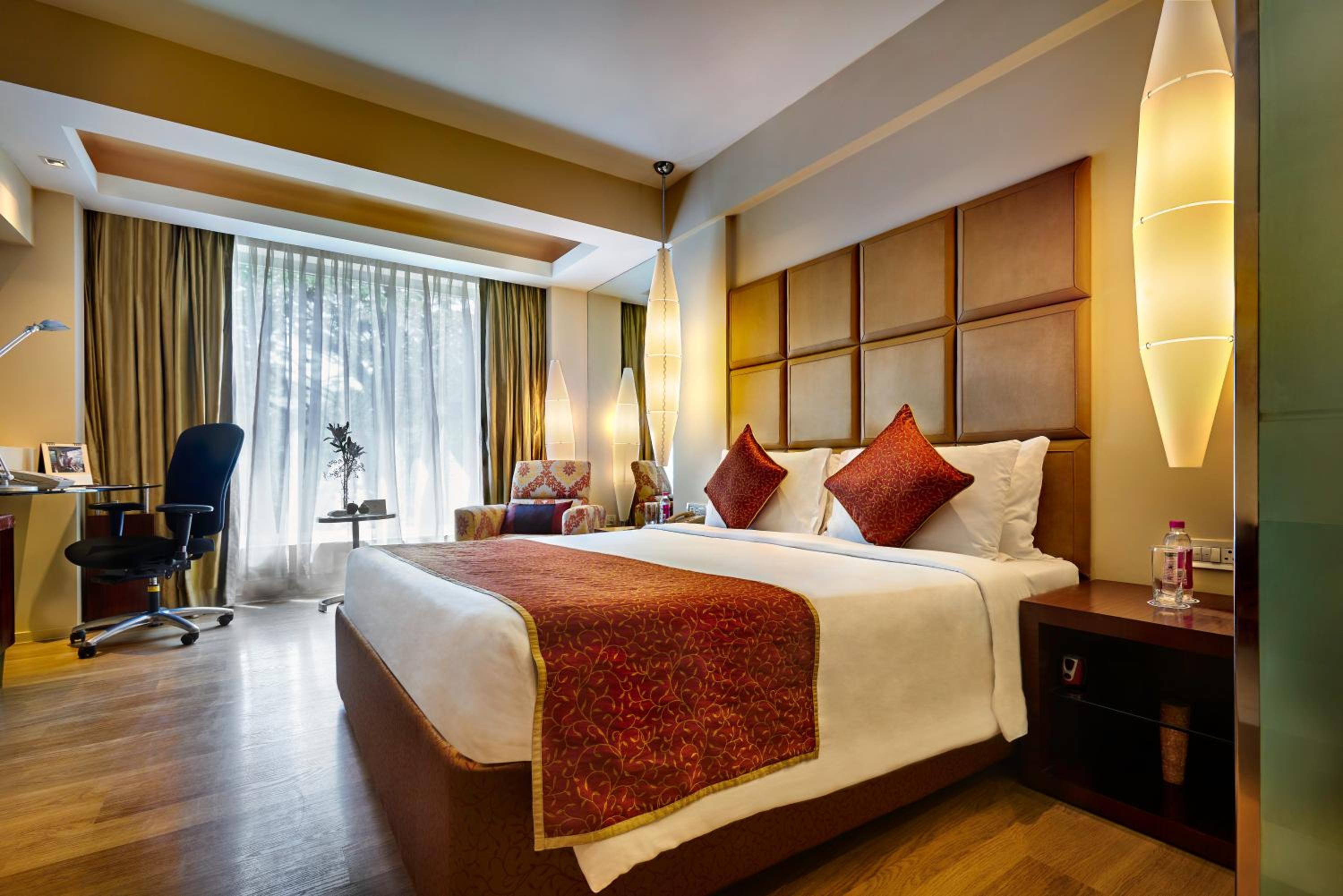 Deluxe King Room - Photo 4