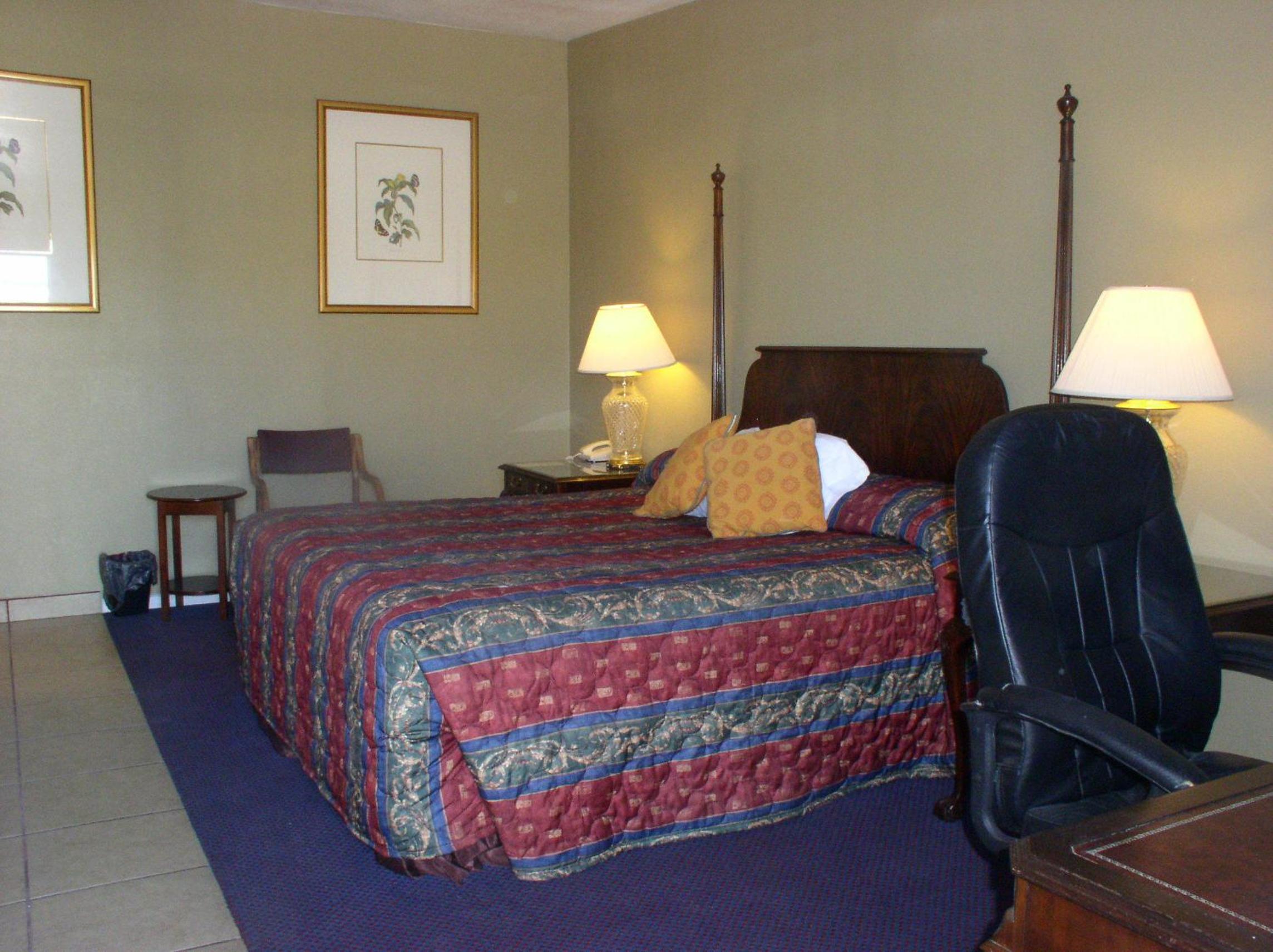 Executive King Room 1 Bedroom Smoking - Photo 1