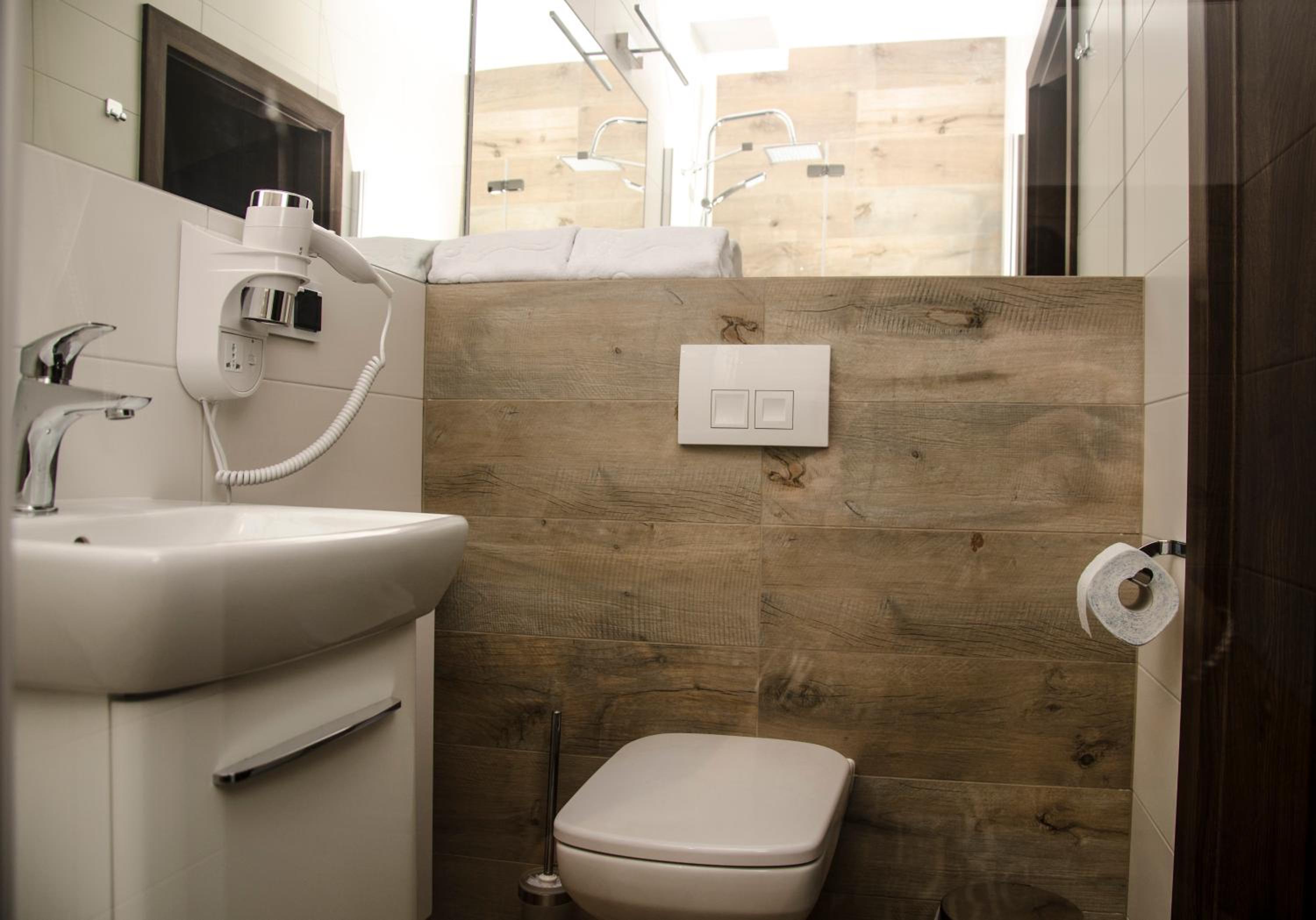 Double or Twin Room with Shower - Photo 3