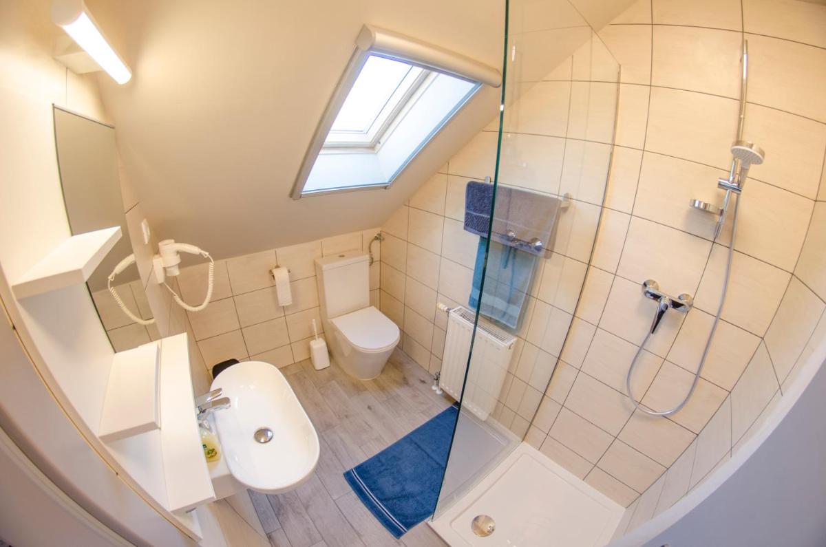 Single Room with Bath photo 3