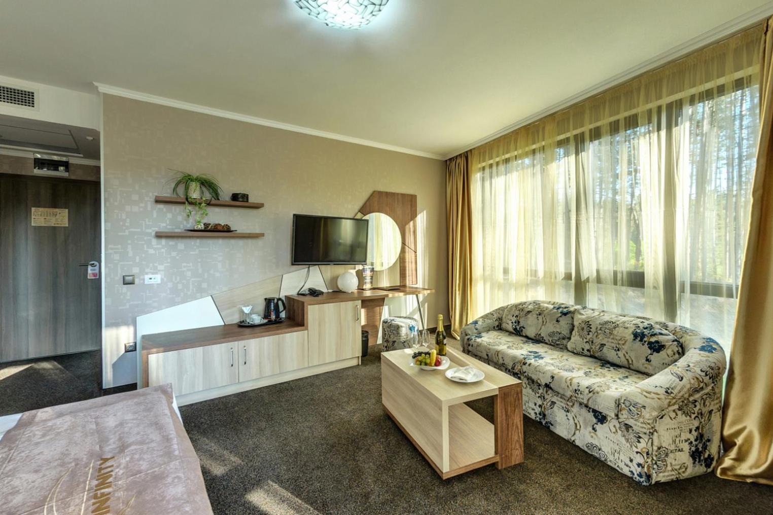 Deluxe Room with Balcony photo 3