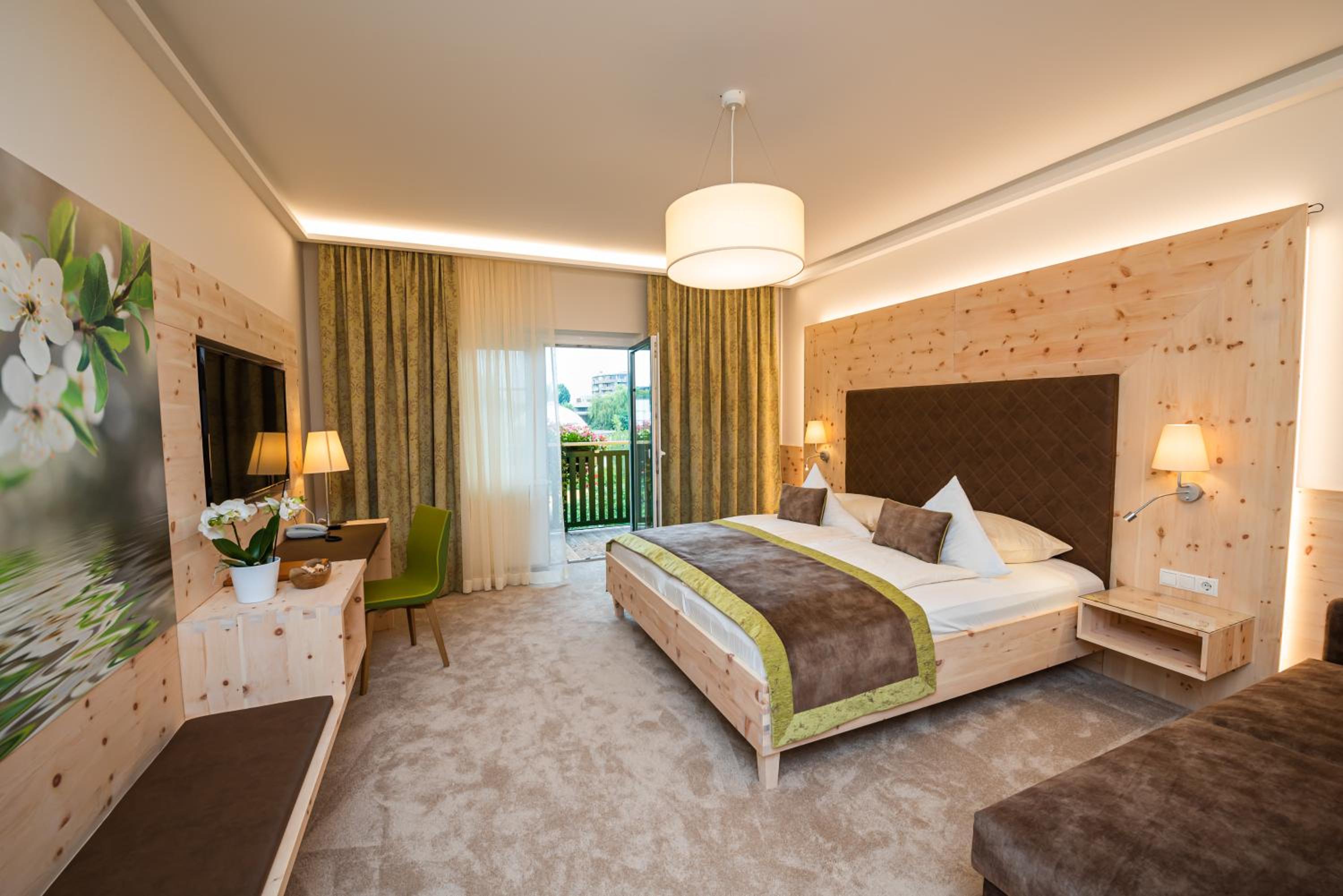 Queen Room with Pool View photo 1