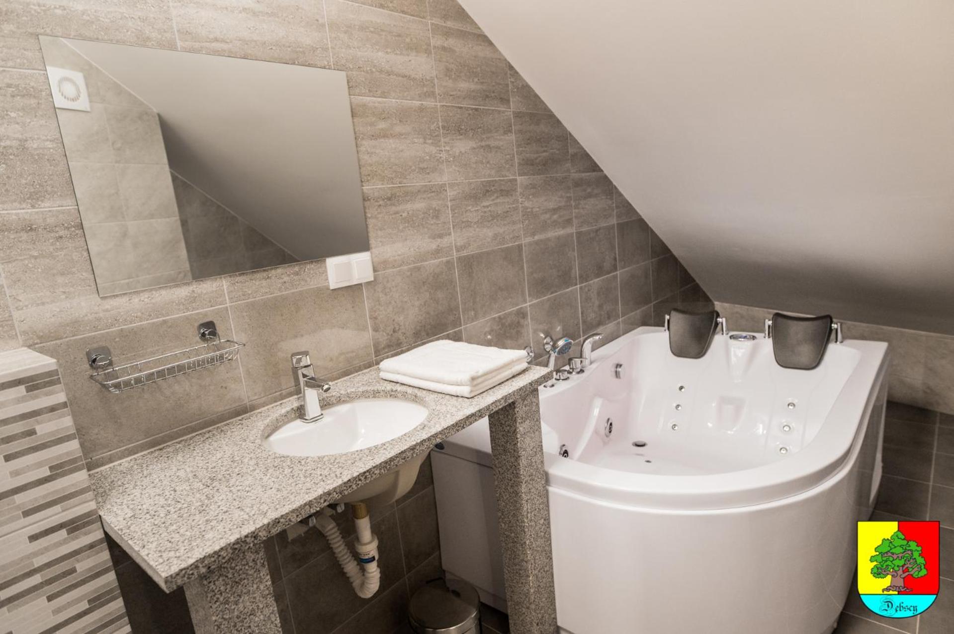 Double Room with Spa Bath - Photo 2