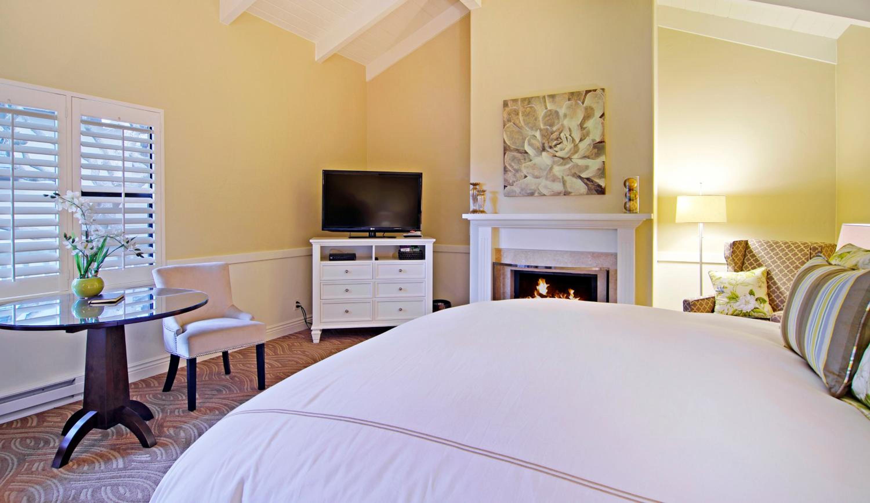 Premium King Room - Photo 4