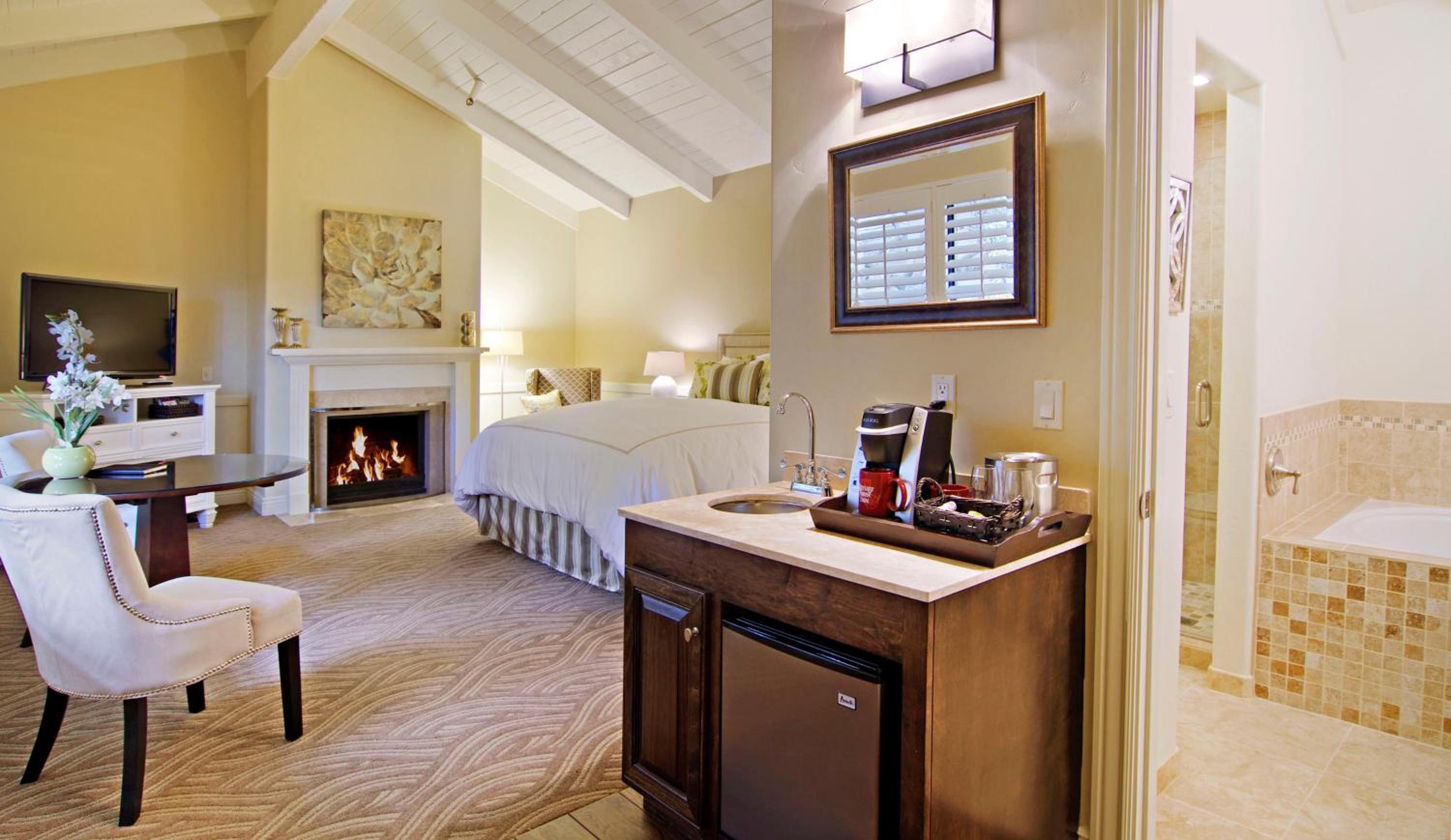 Premium King Room - Photo 3