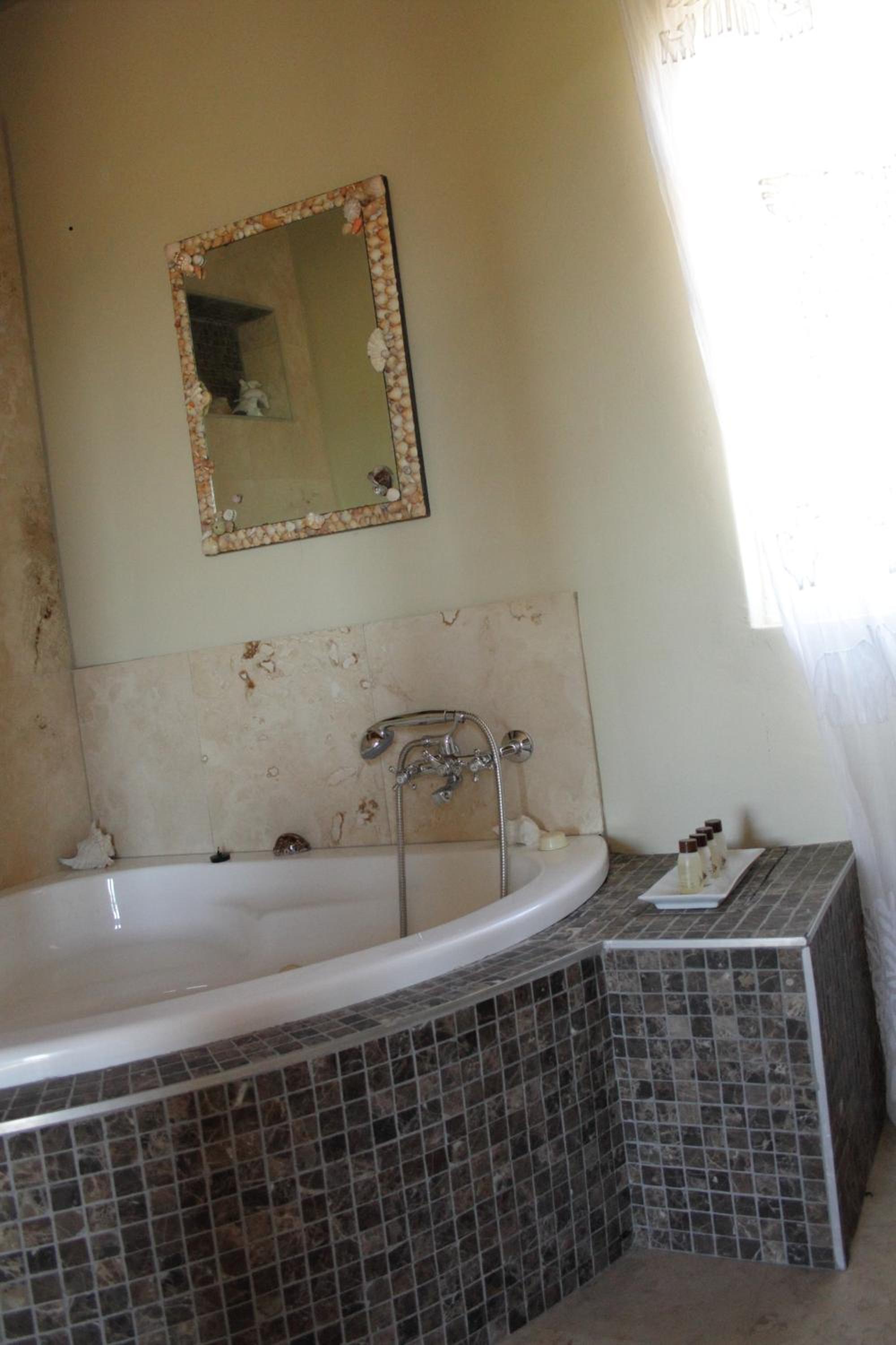 Deluxe King Suite - Photo 8