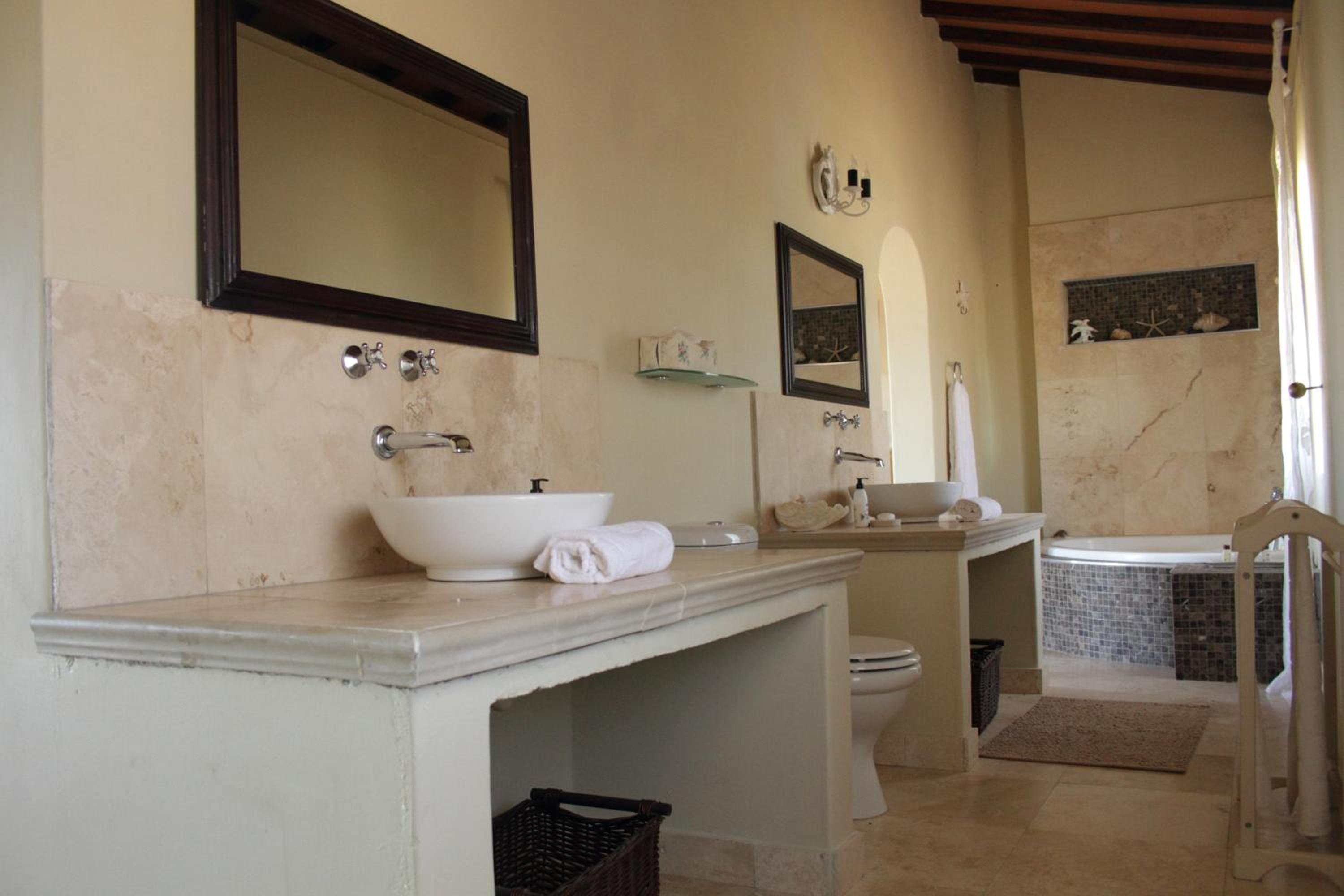 Deluxe King Suite - Photo 13