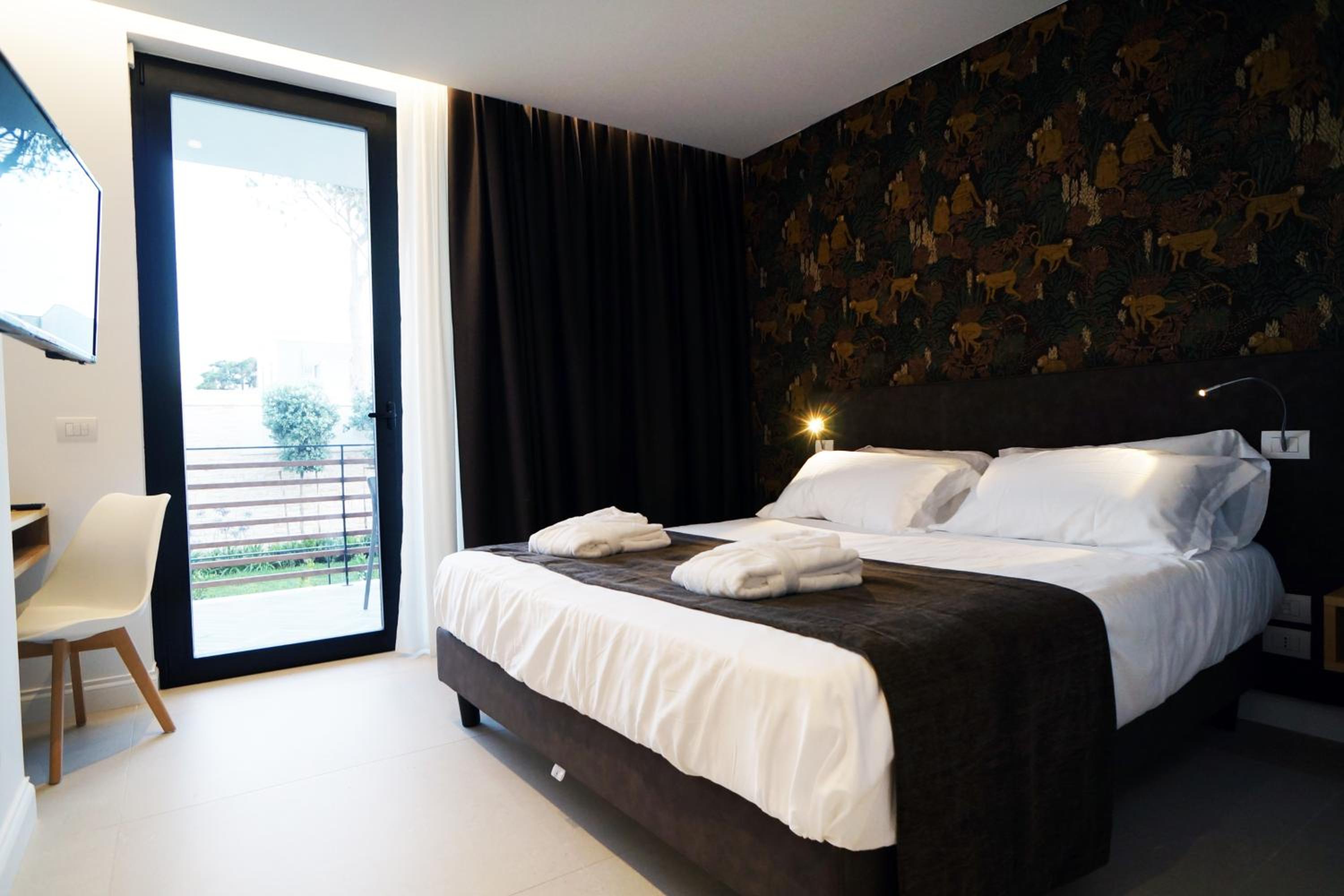 Double or Twin Room with Balcony - Photo 4