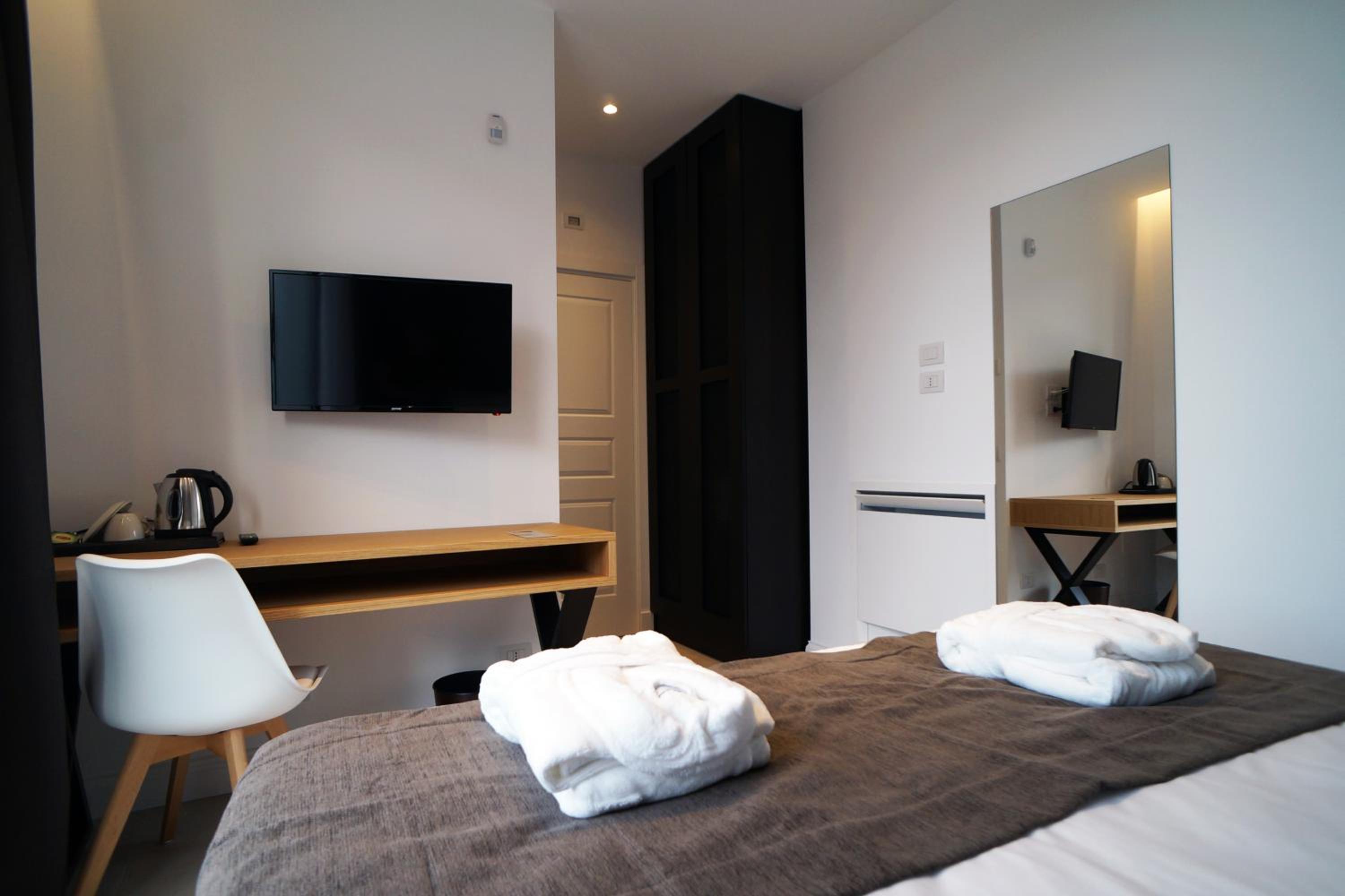 Double or Twin Room with Balcony - Photo 3