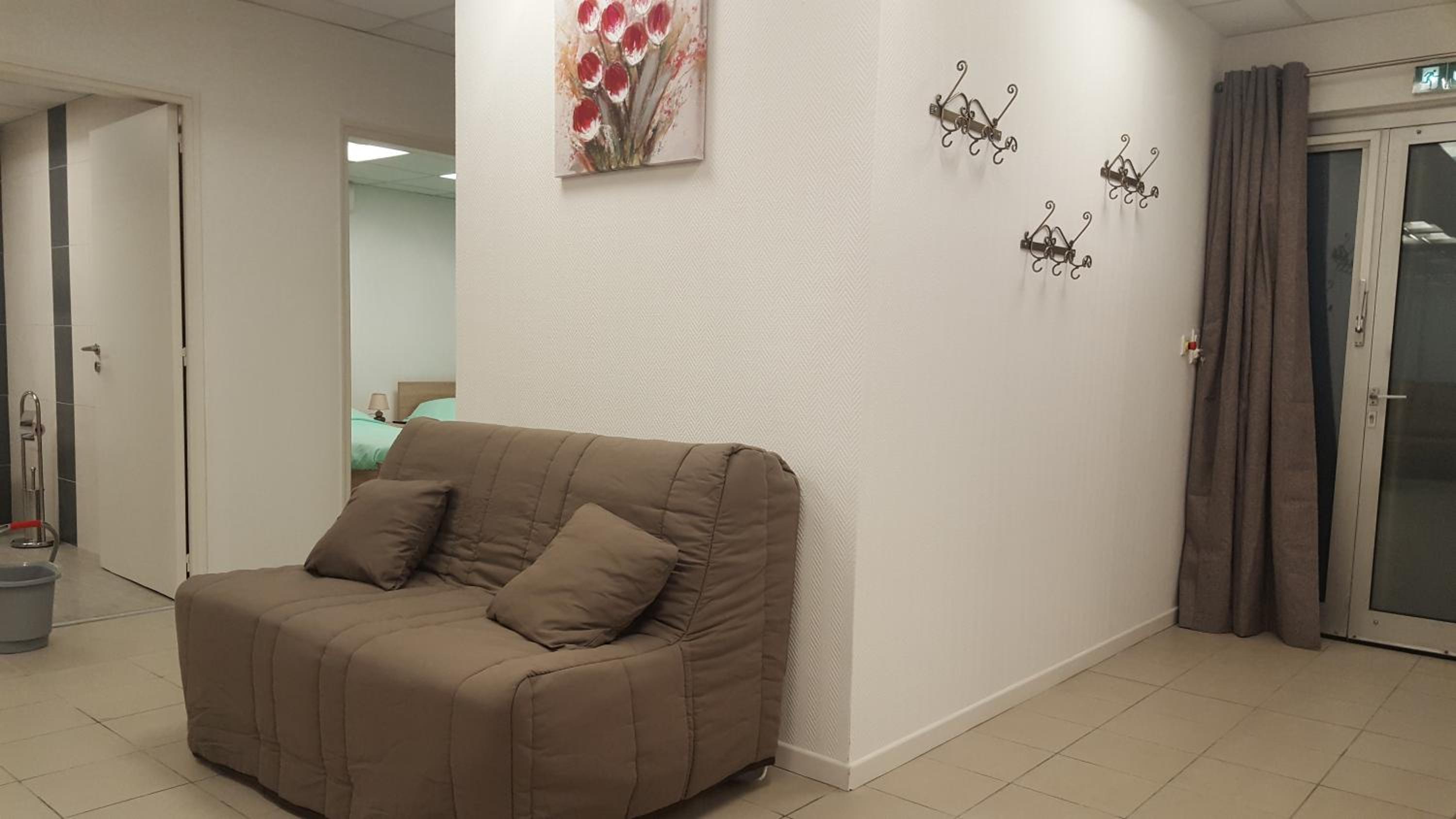 Apartment - Ground Floor - Photo 2