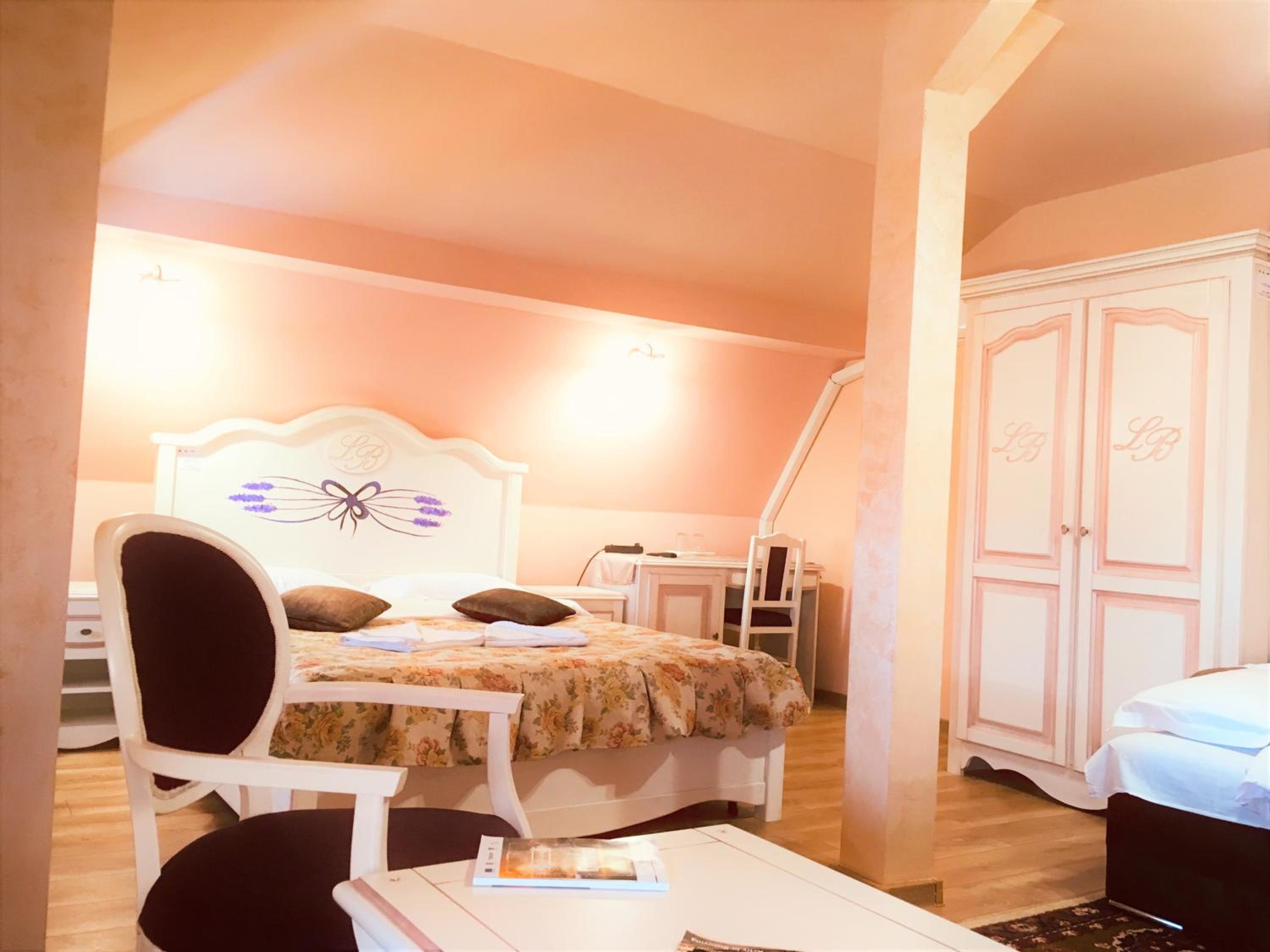 Deluxe Family Suite - Photo 5