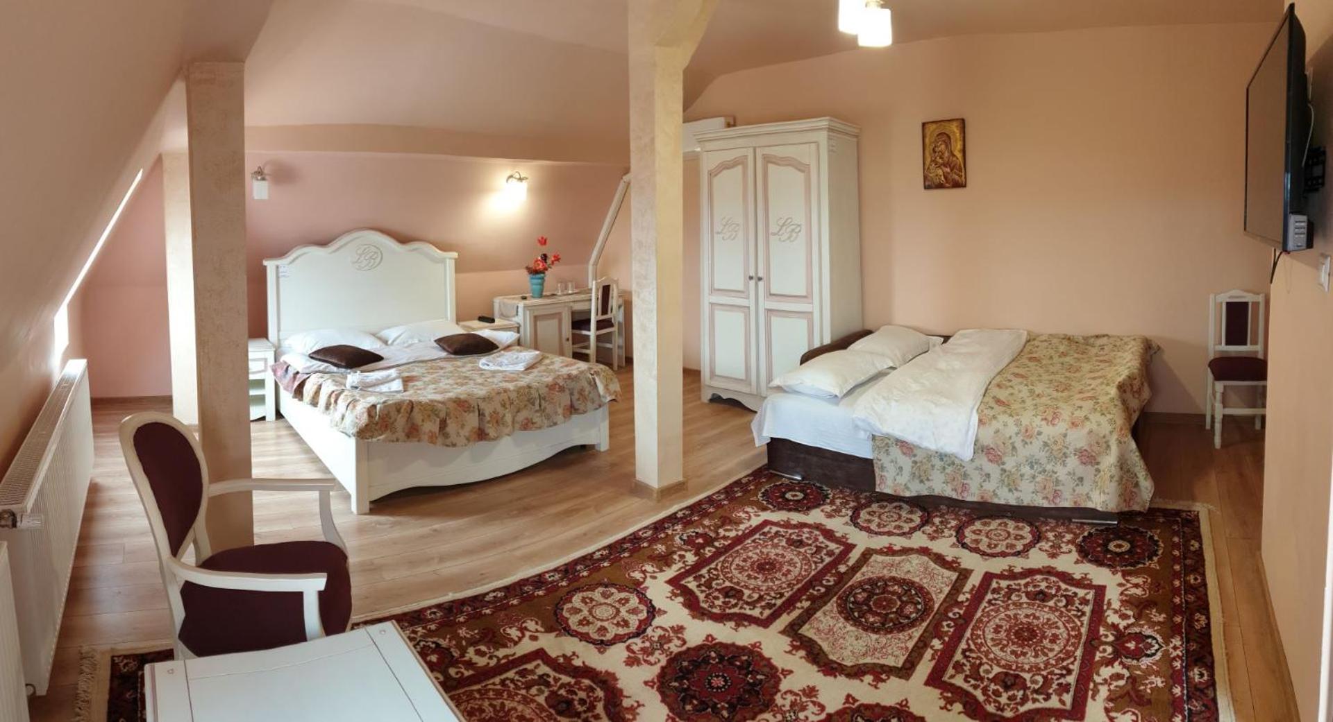 Deluxe Family Suite - Photo 6