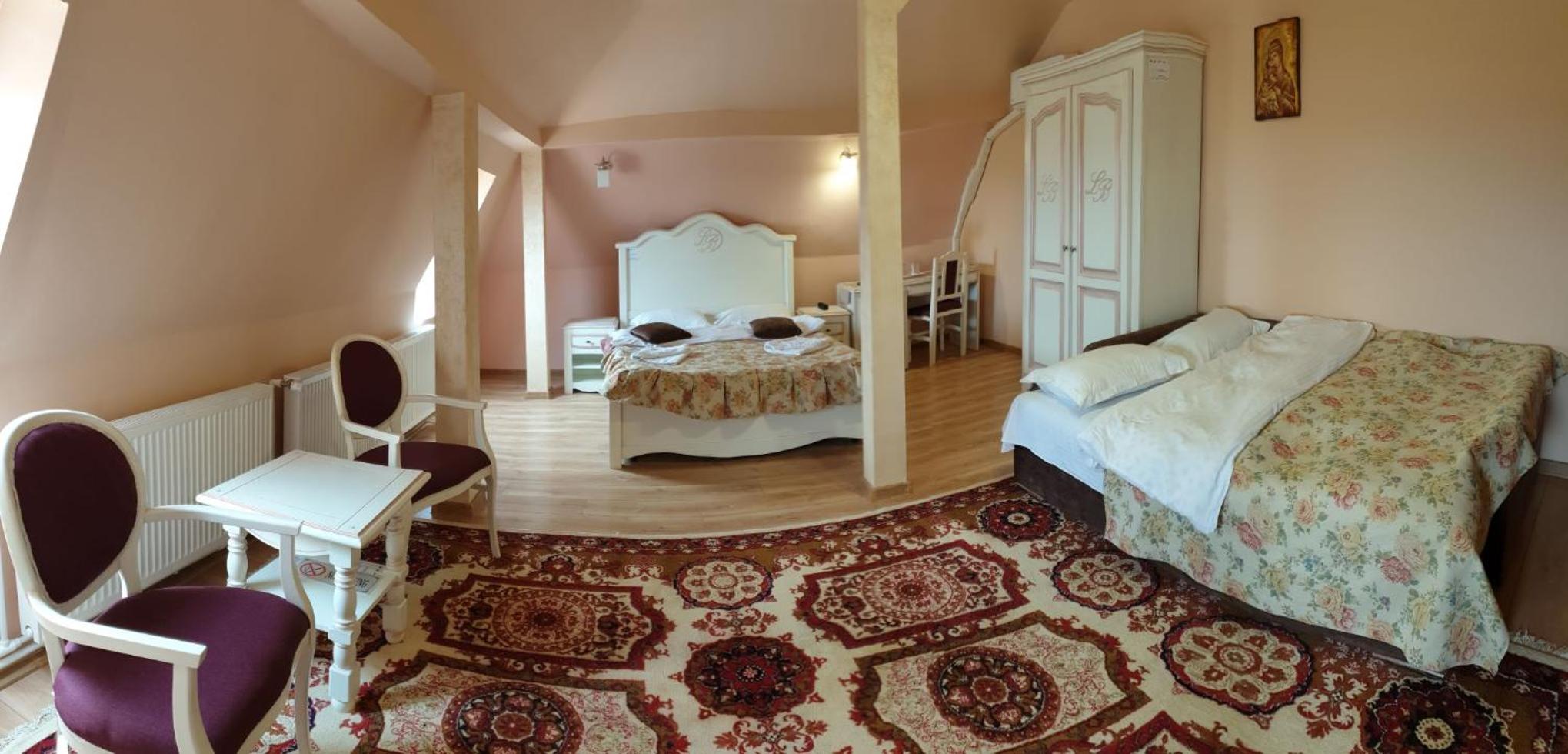 Deluxe Family Suite - Photo 2