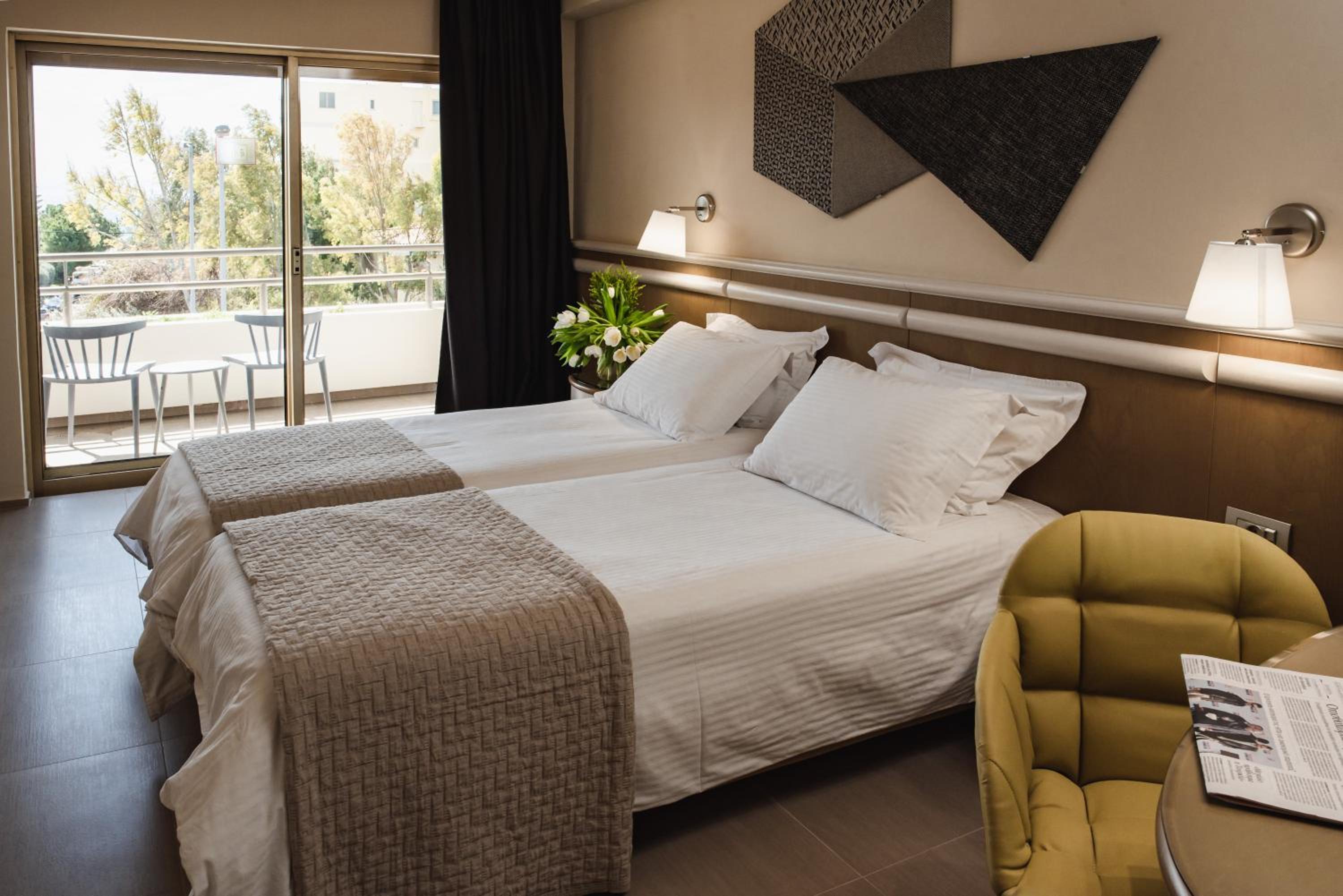 Superior Double or Twin Room with City View thumbnail 6