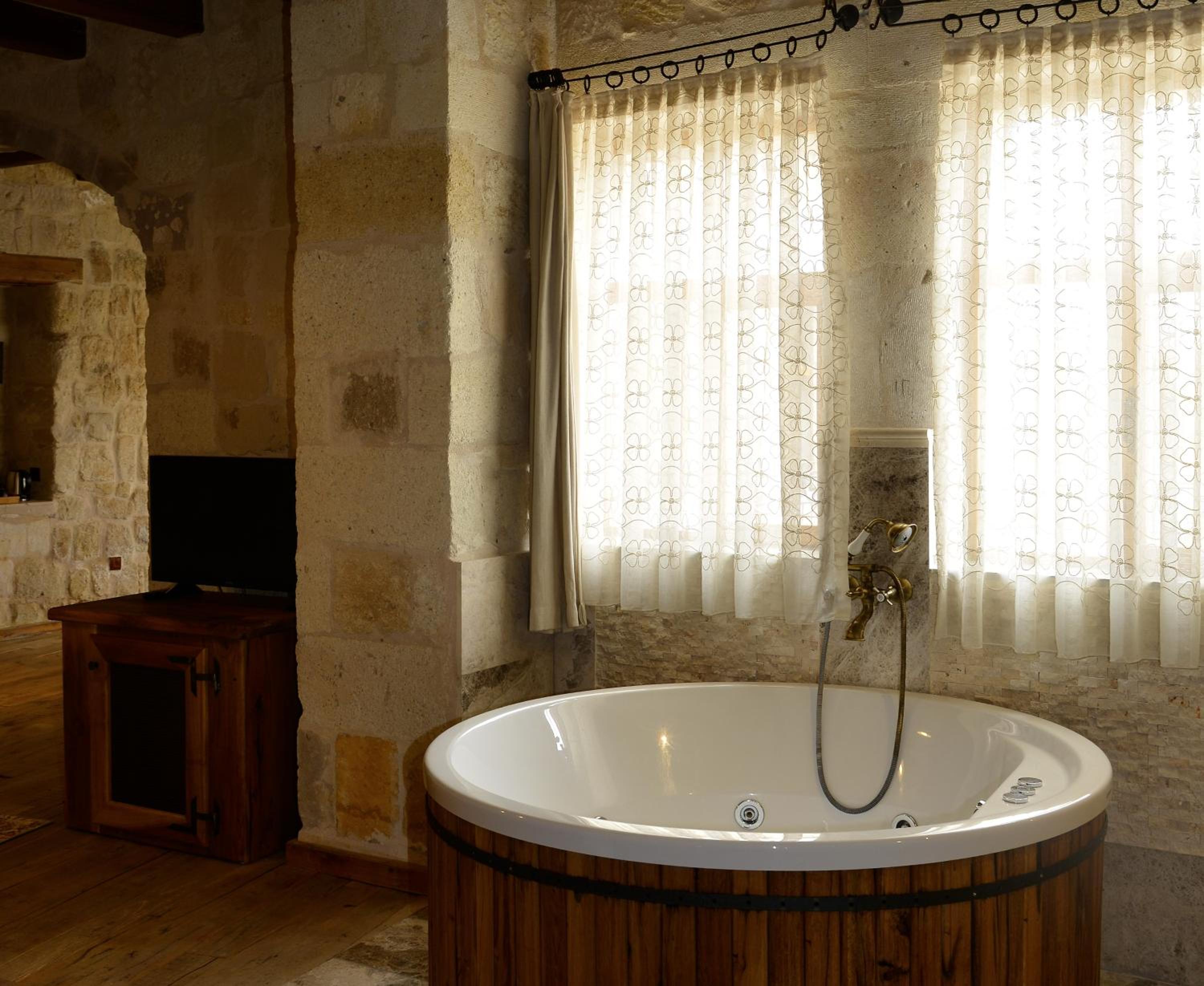 King Suite with Spa Bath - Photo 14
