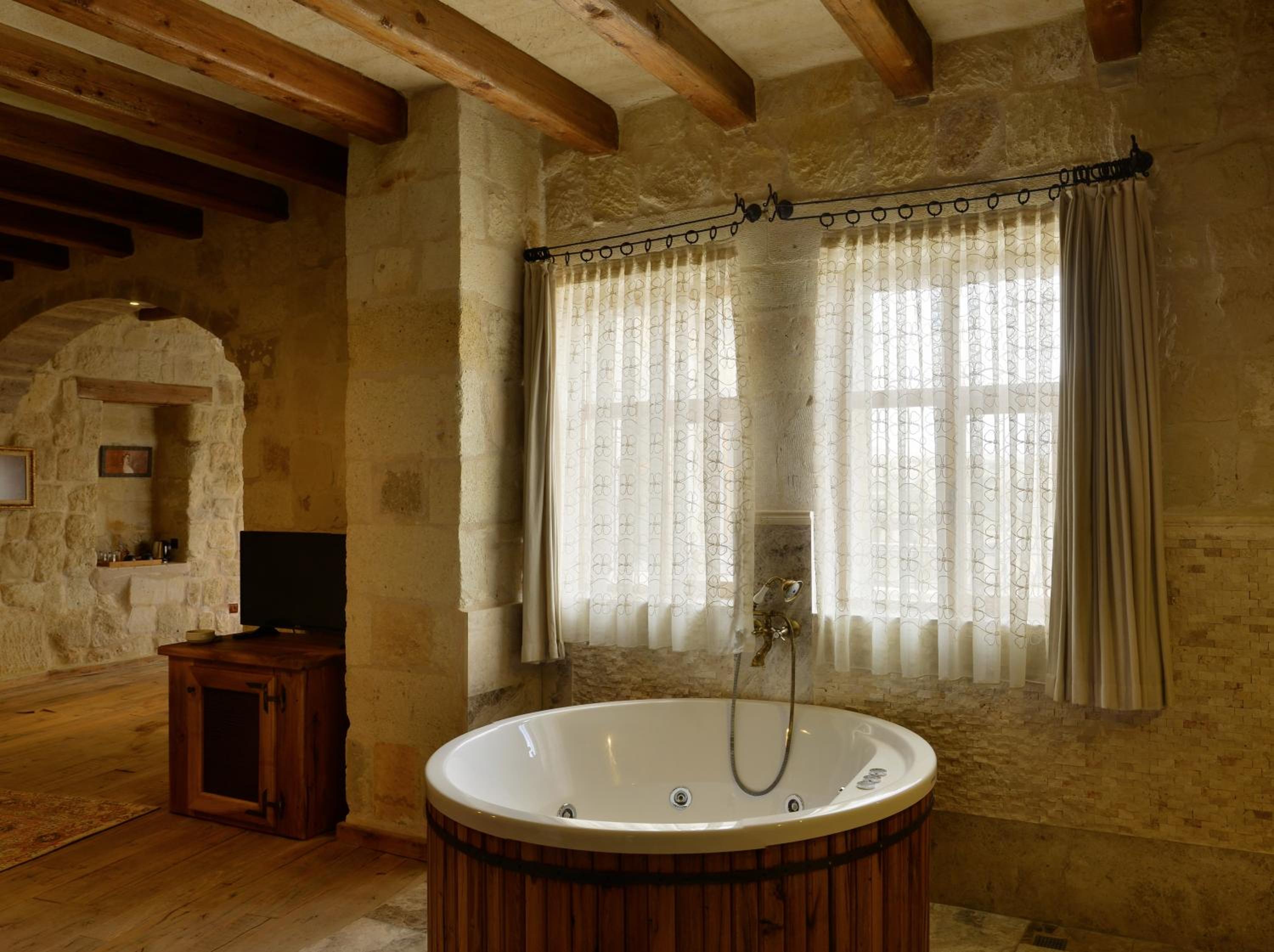 King Suite with Spa Bath - Photo 9