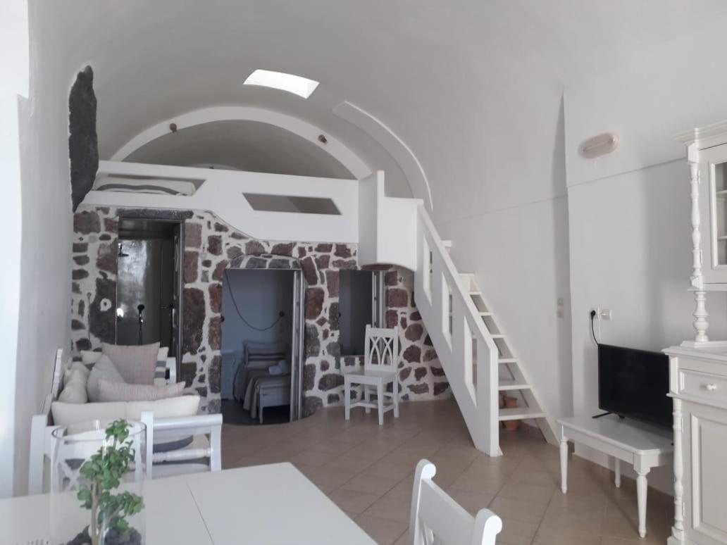 Cave Apartment with Caldera View