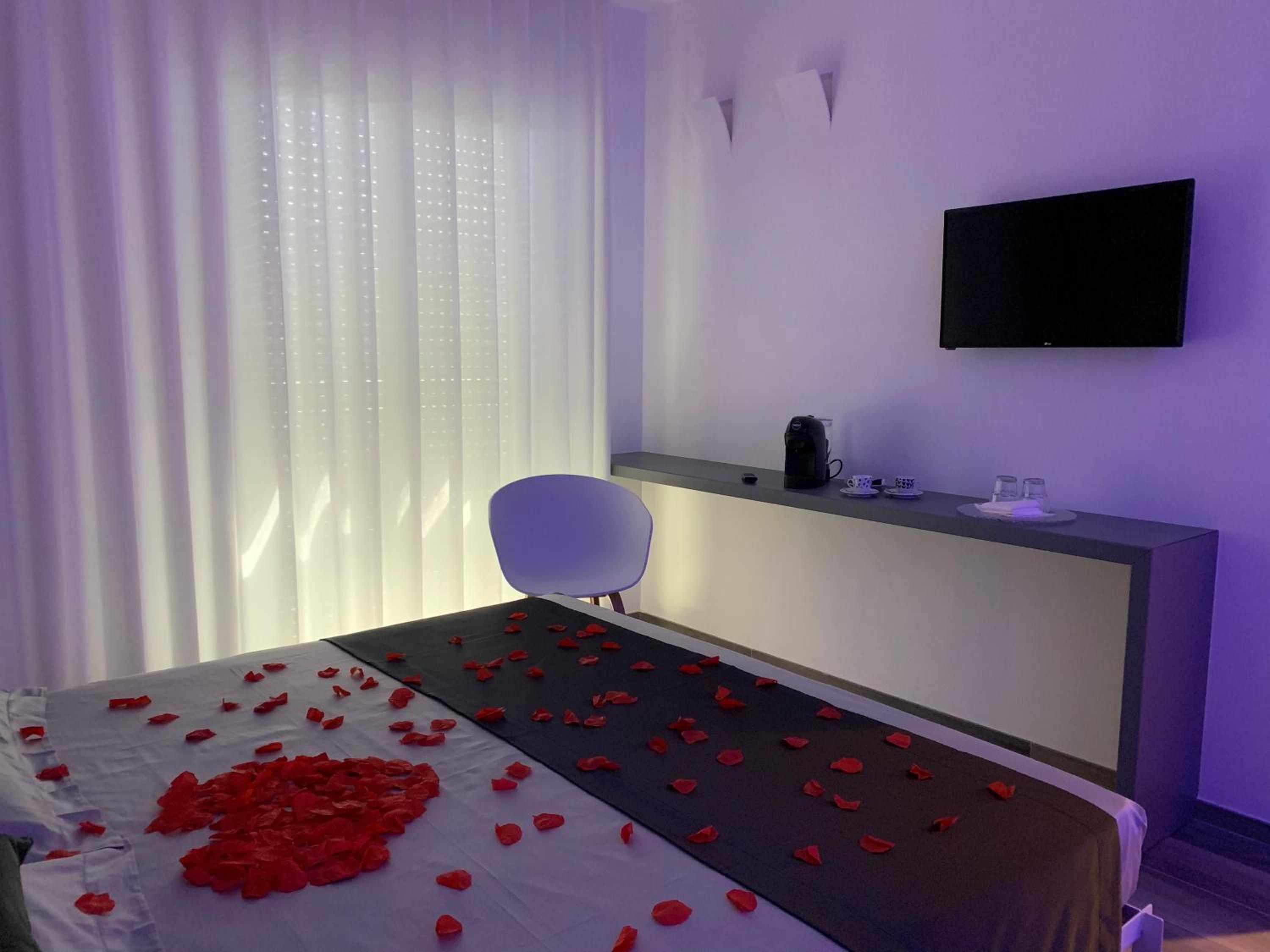 Deluxe Suite with Spa Bath - Photo 8