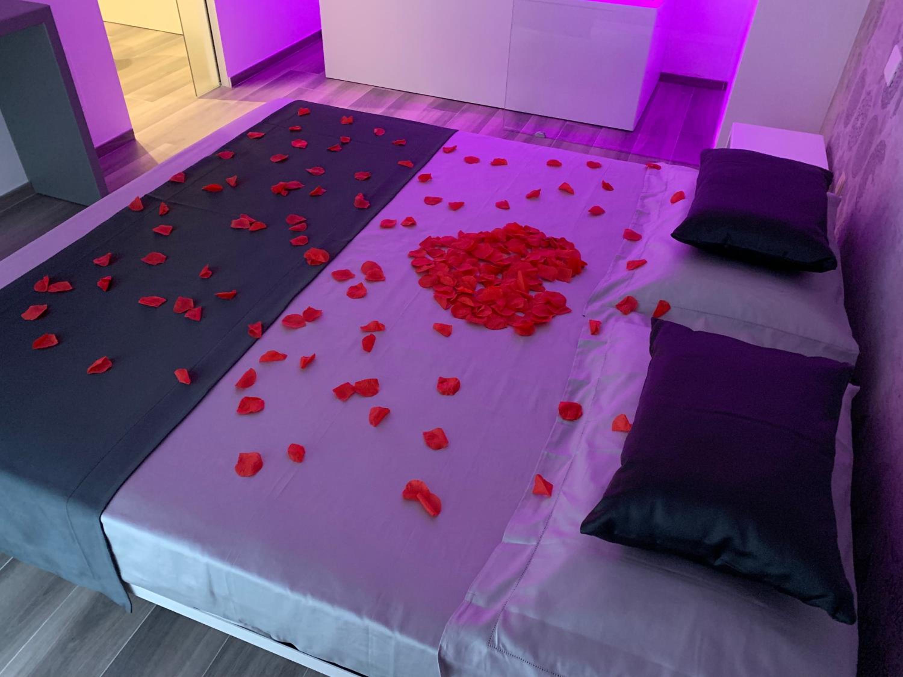 Deluxe Suite with Spa Bath - Photo 9