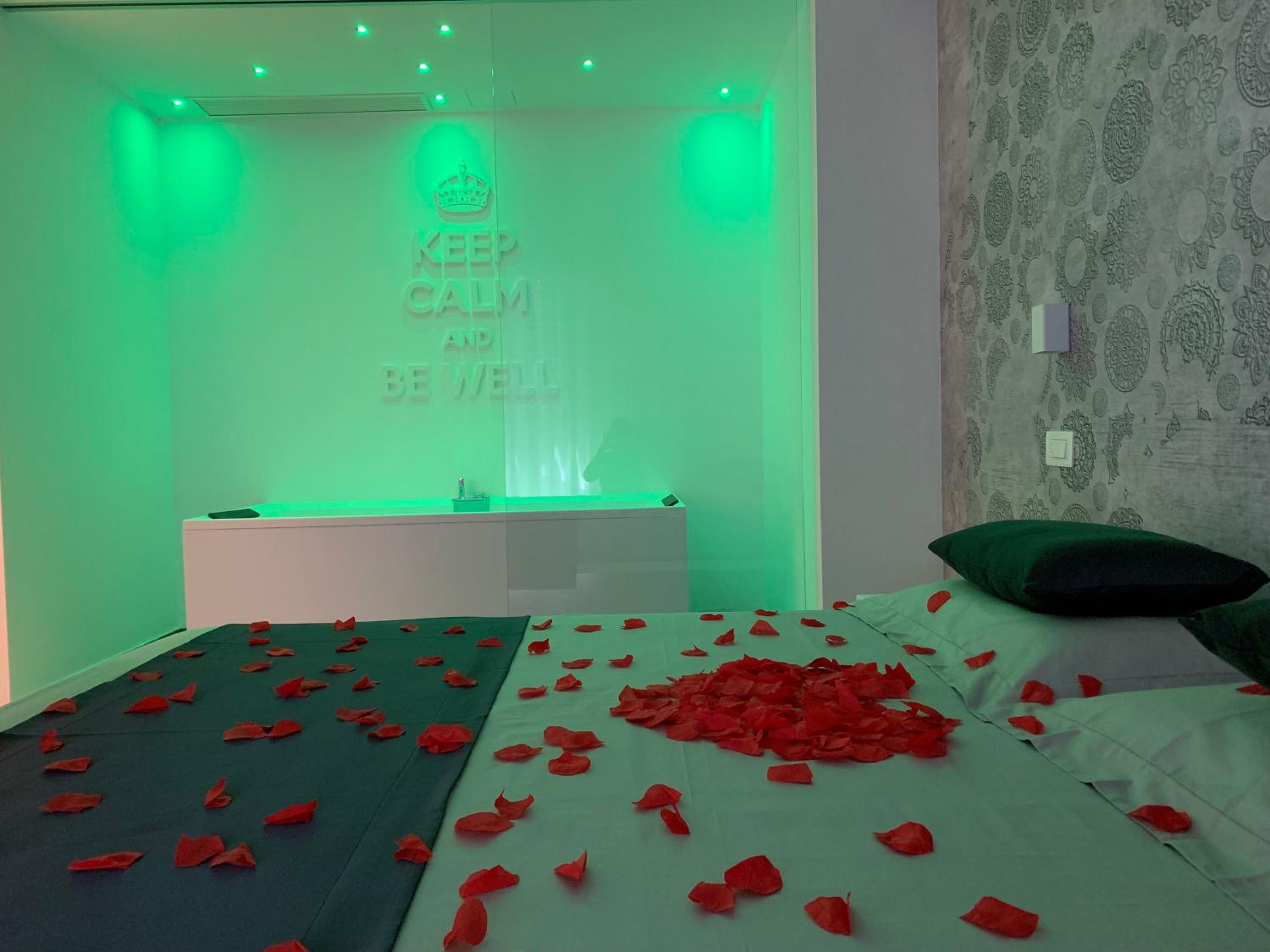 Deluxe Suite with Spa Bath - Photo 10