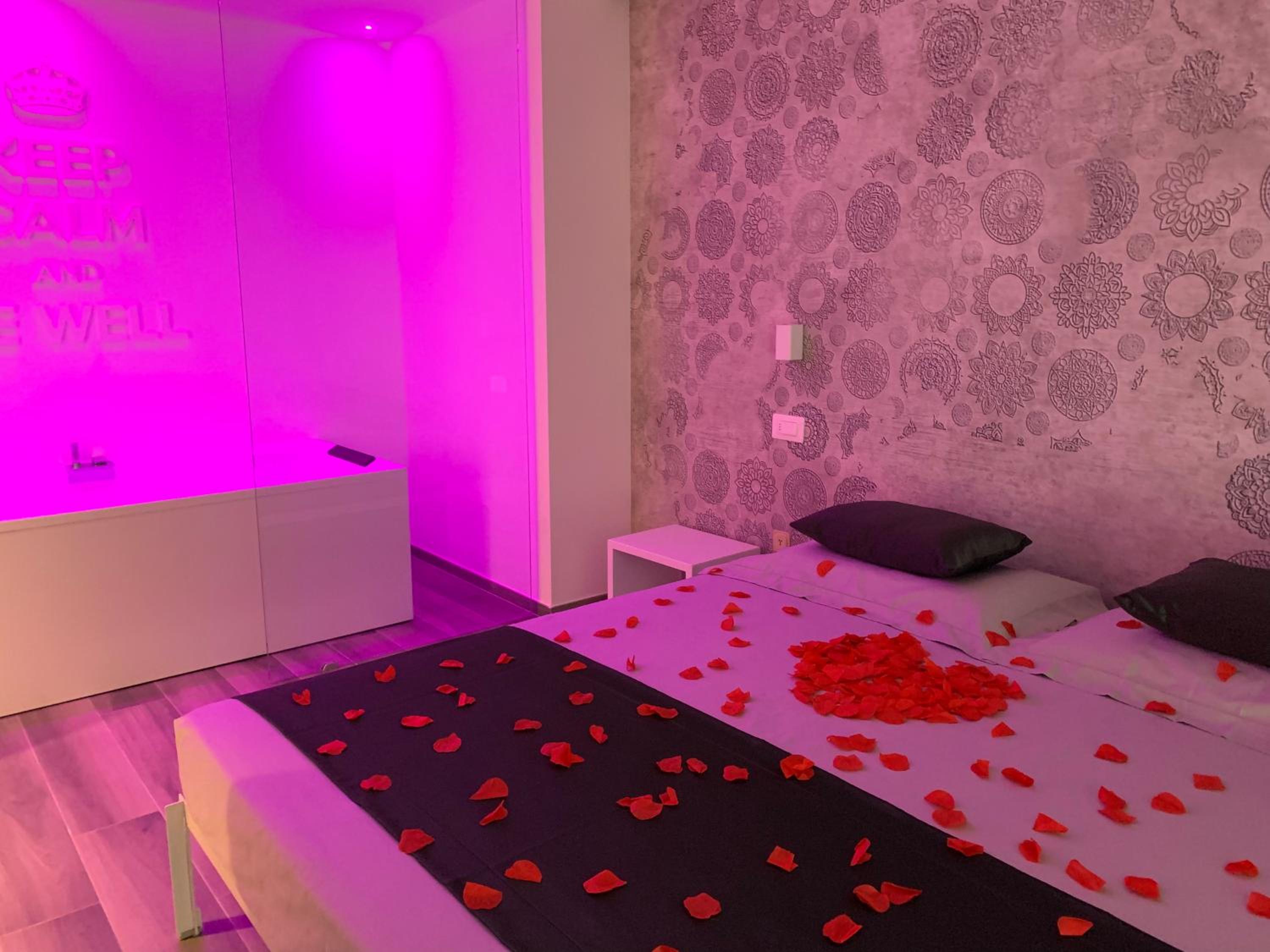 Deluxe Suite with Spa Bath - Photo 11
